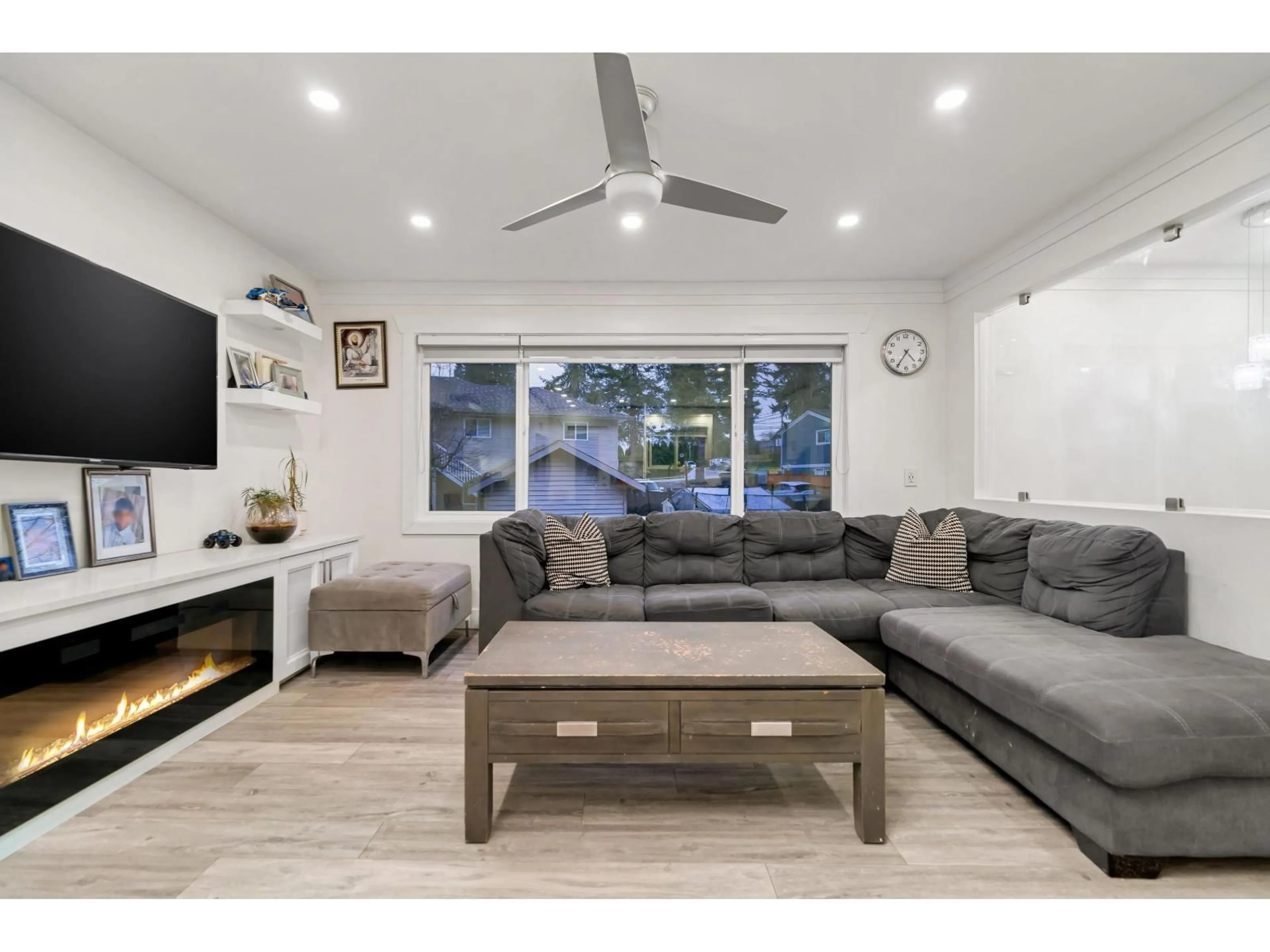 Living room with furniture, unknown for 7813 140, Surrey British Columbia V3W5K1