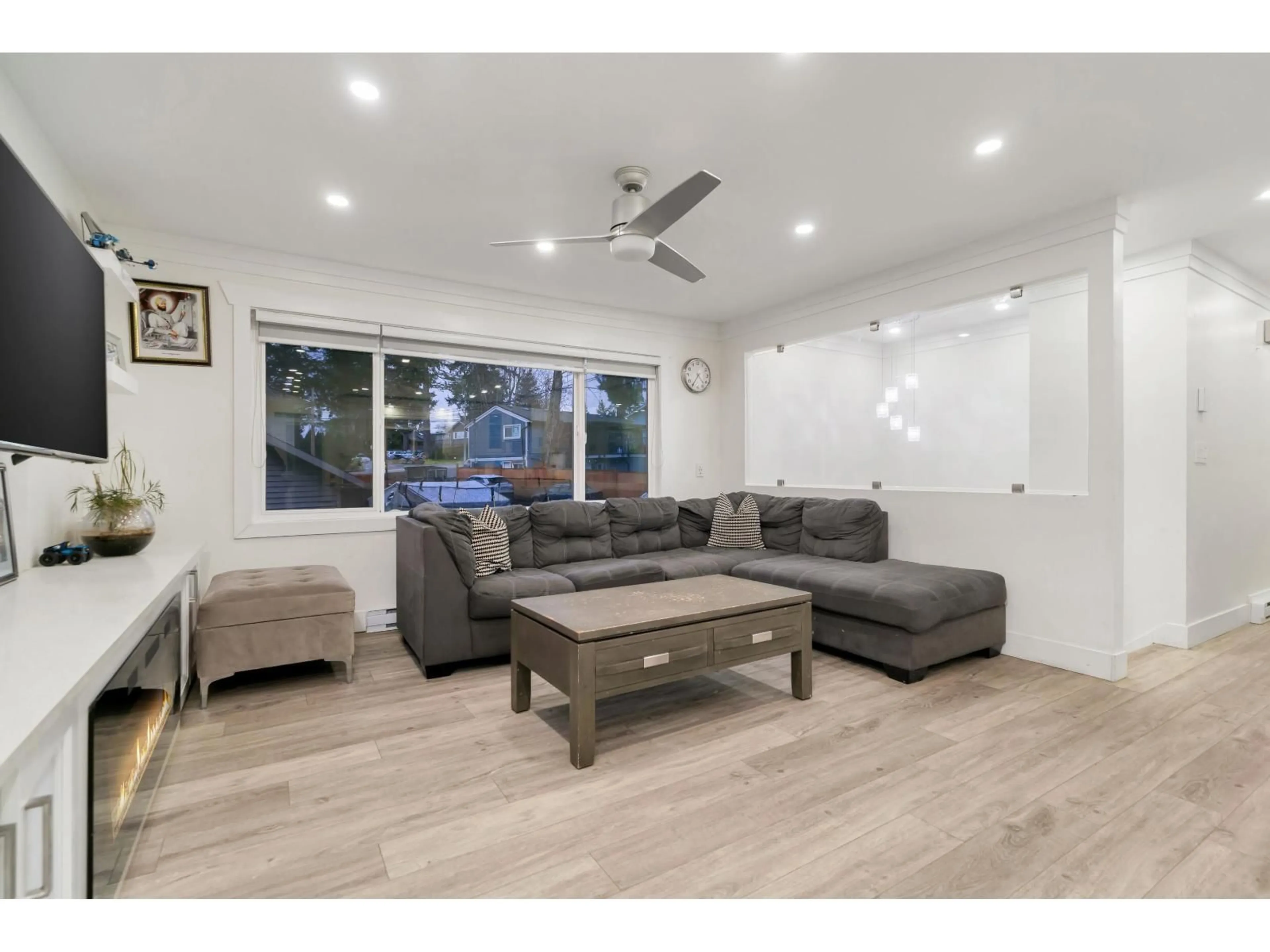 Living room with furniture, wood/laminate floor for 7813 140, Surrey British Columbia V3W5K1