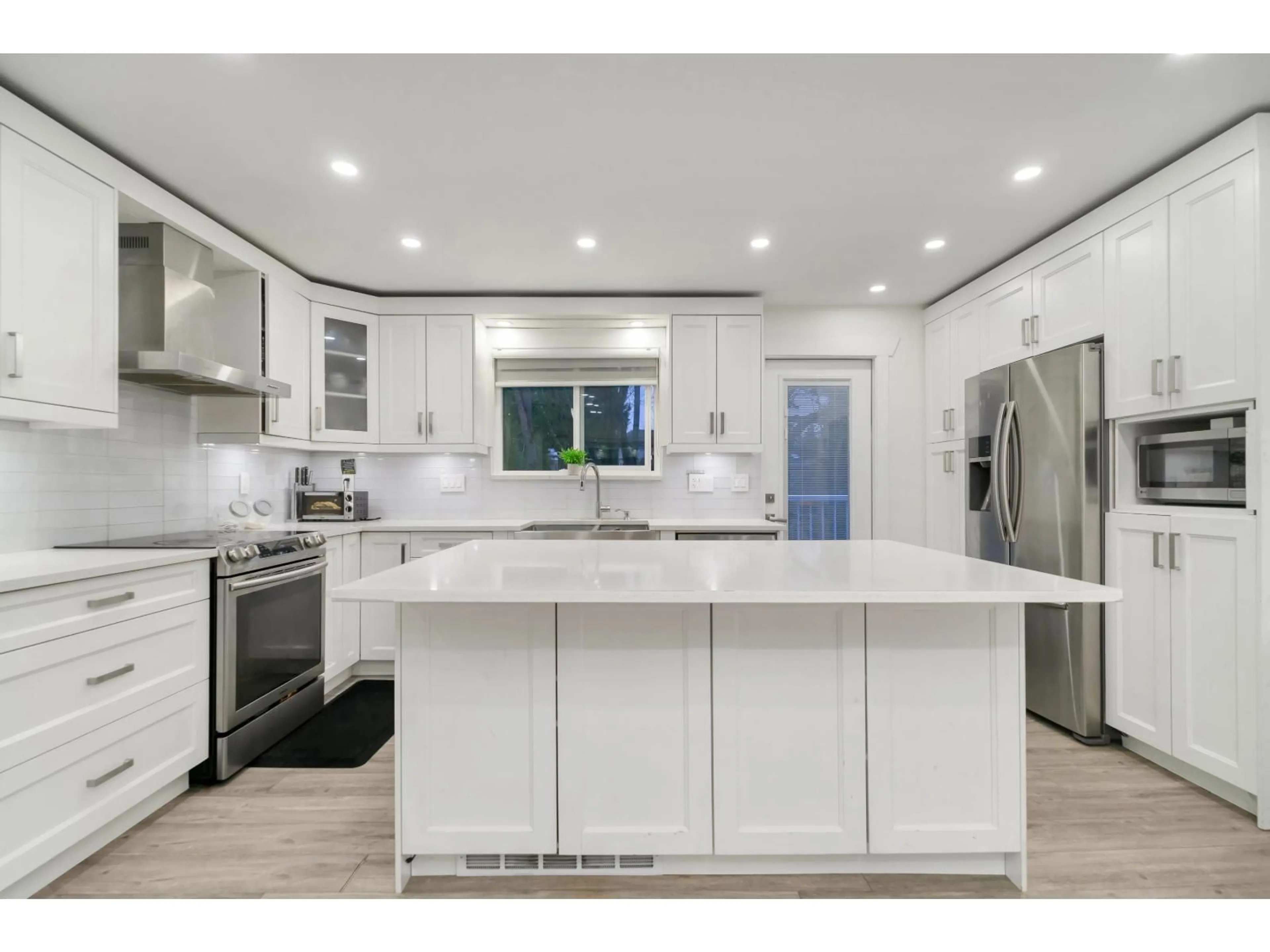 Open concept kitchen, ceramic/tile floor for 7813 140, Surrey British Columbia V3W5K1