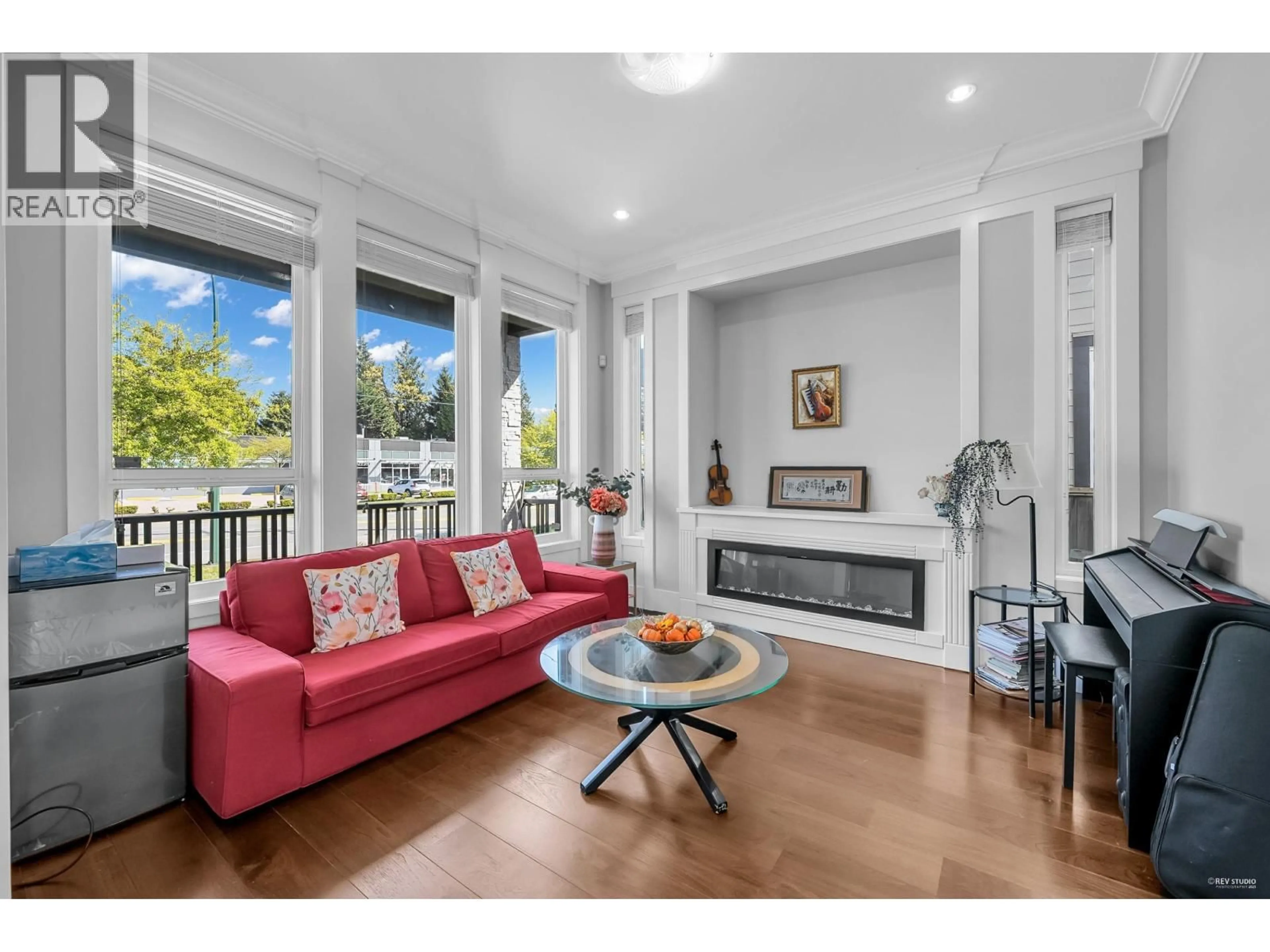 Living room with furniture, unknown for 1640 COMO LAKE AVENUE, Coquitlam British Columbia V3J0E9