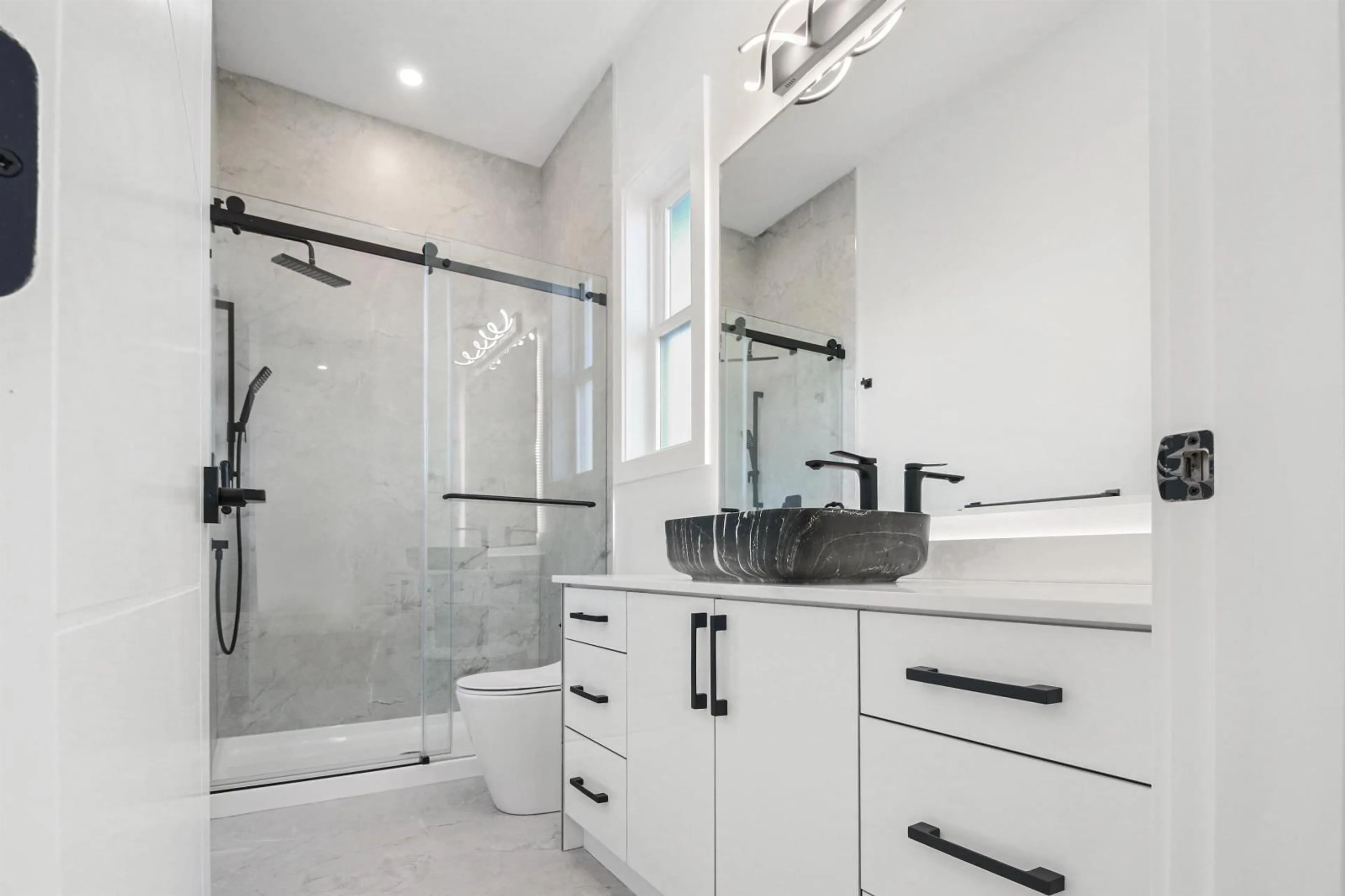 Contemporary bathroom, ceramic/tile floor for 8511 BENEDICT, Mission British Columbia V2V0H1