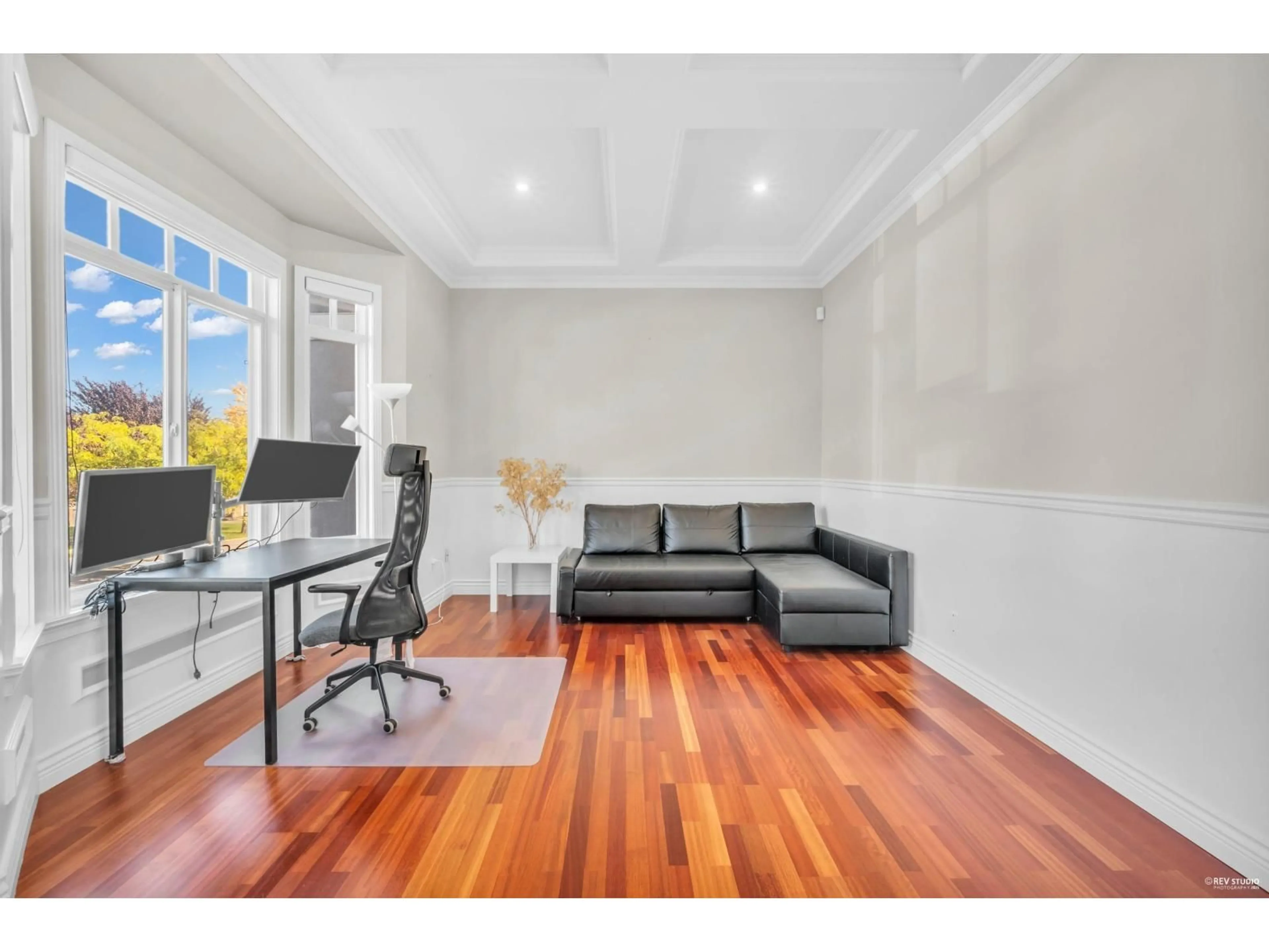Living room with furniture, wood/laminate floor for 8593 171, Surrey British Columbia V4N5J1