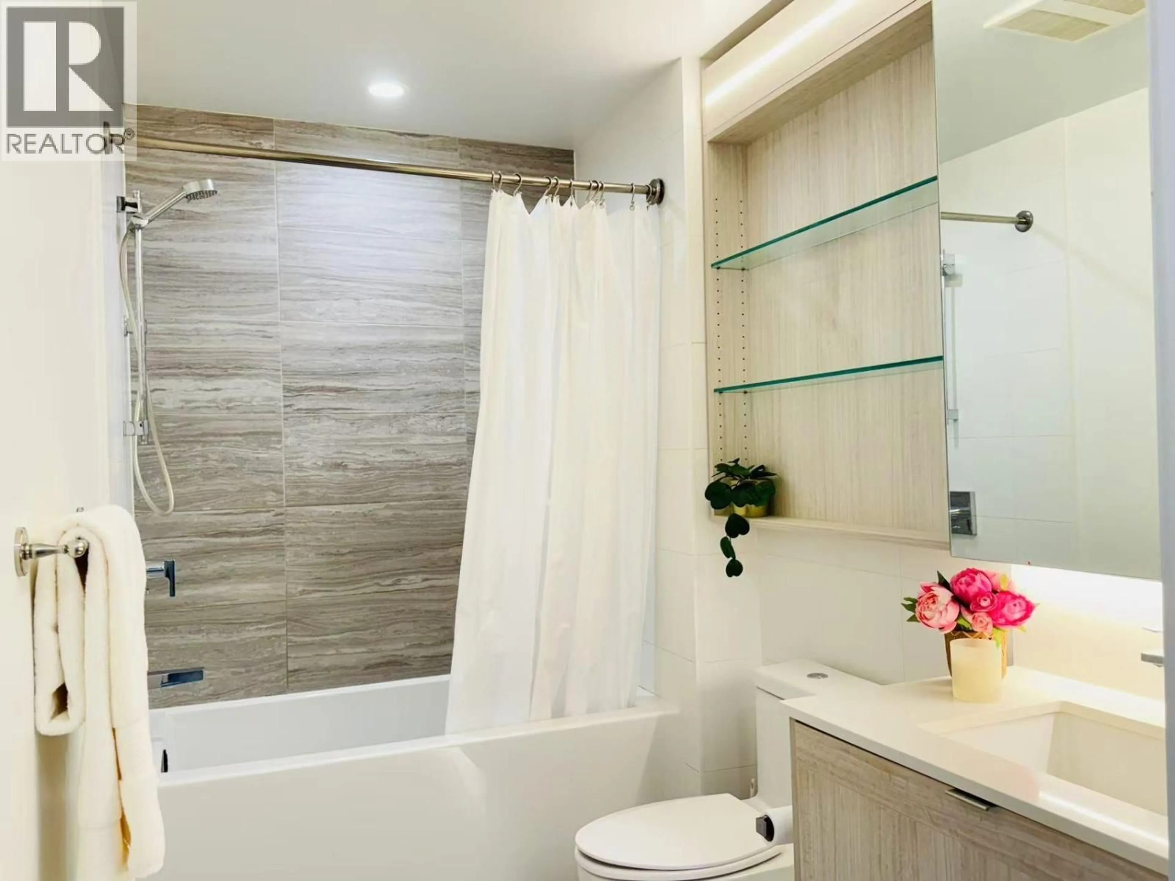 Contemporary bathroom, ceramic/tile floor for 3006 - 2311 BETA AVENUE, Burnaby British Columbia V5C0M1