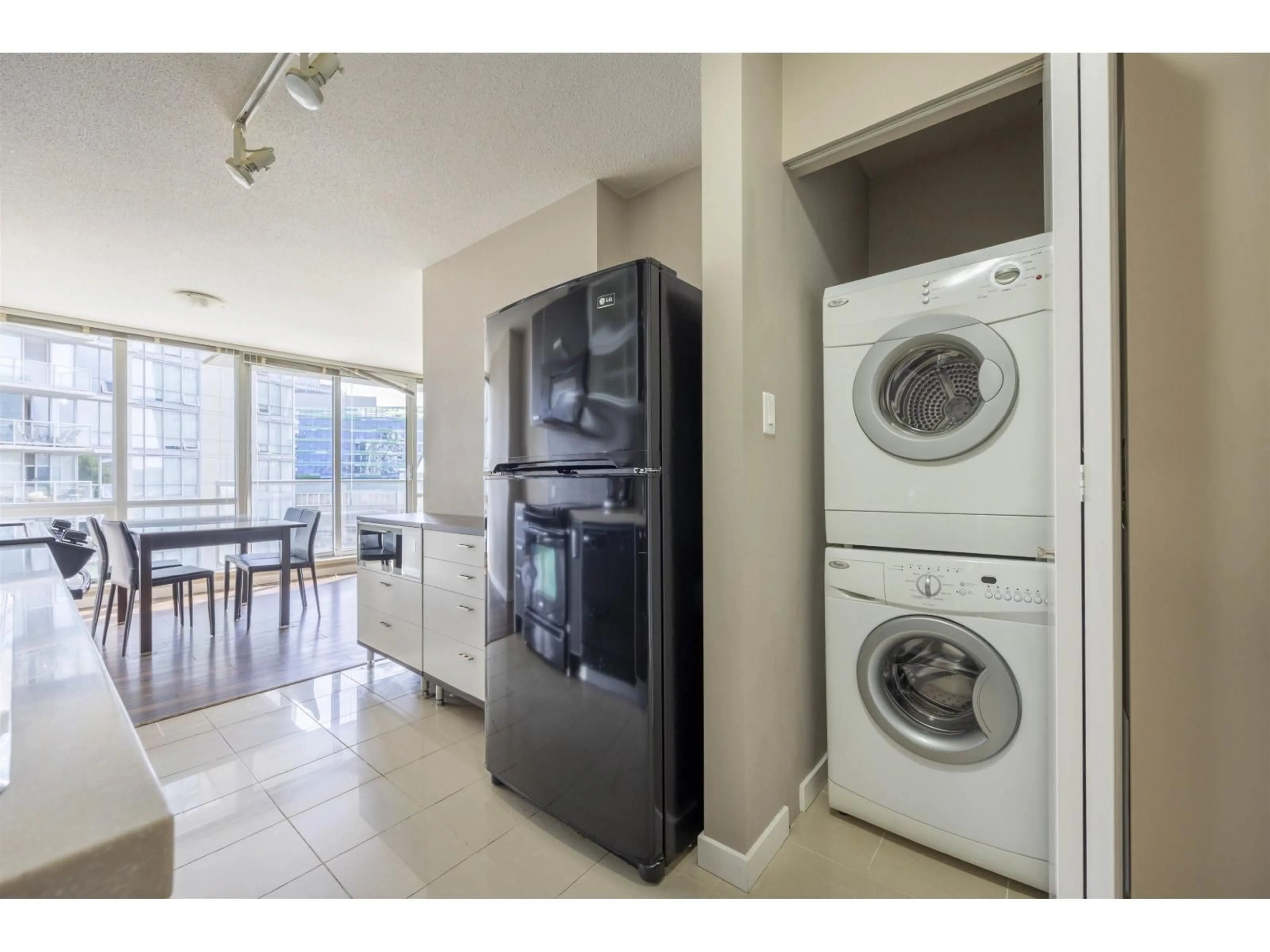 Kitchen with laundary machines, unknown for 610 - 13688 100TH, Surrey British Columbia V3T0G5