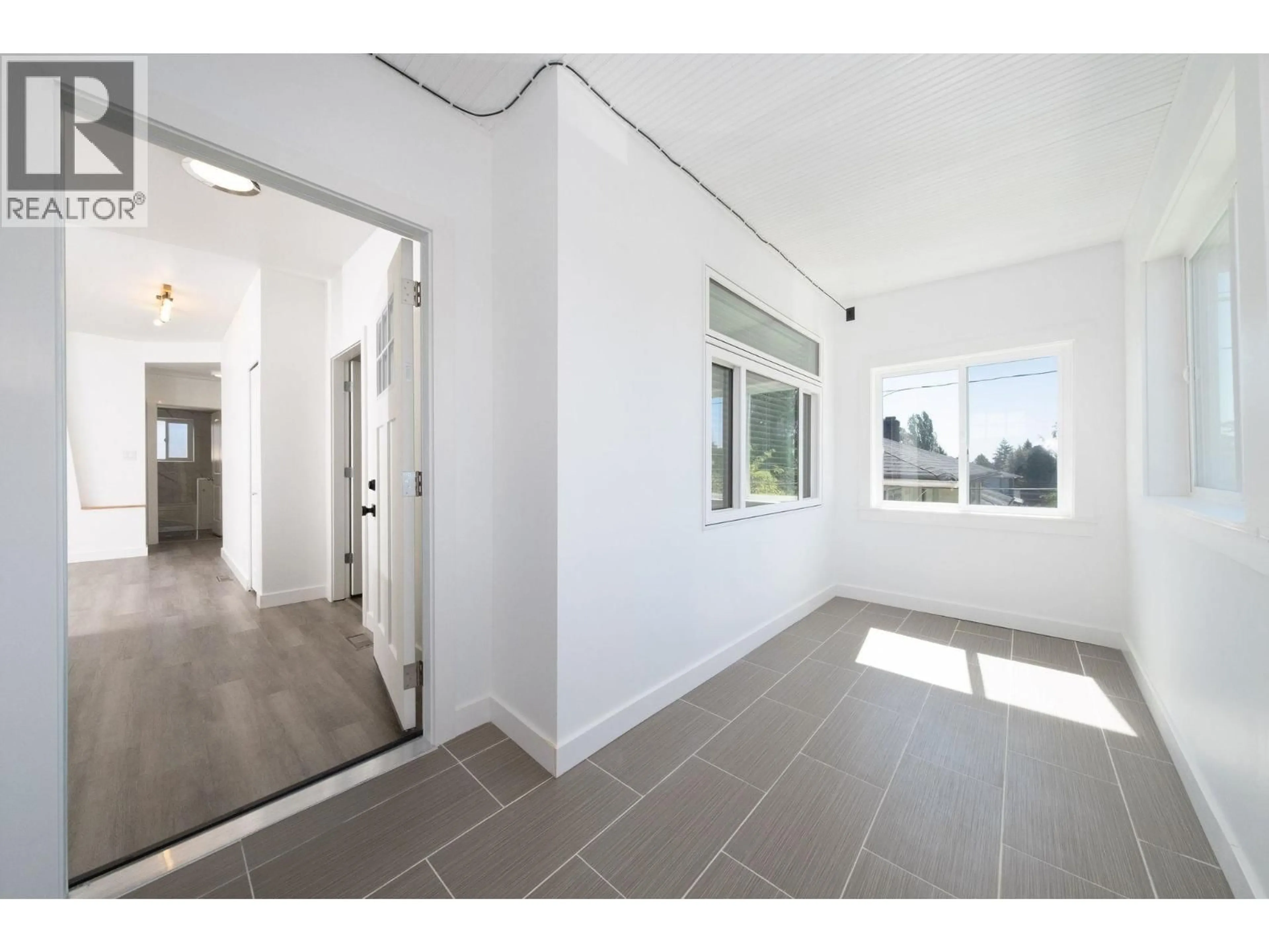 Indoor foyer for 7696 DAVIES STREET, Burnaby British Columbia V3N3H4