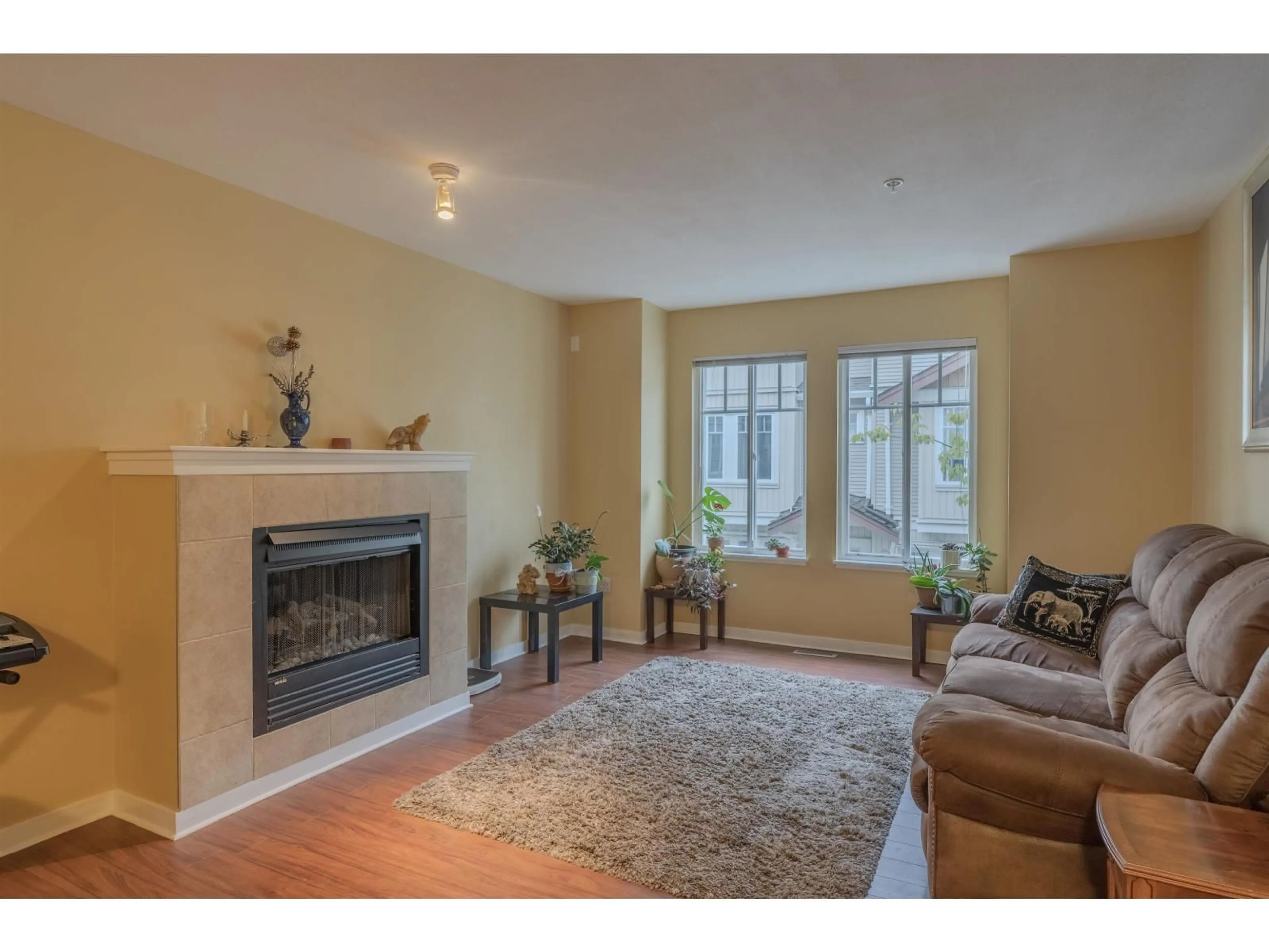 Living room with furniture, unknown for 84 - 12711 64, Surrey British Columbia V3W1X1