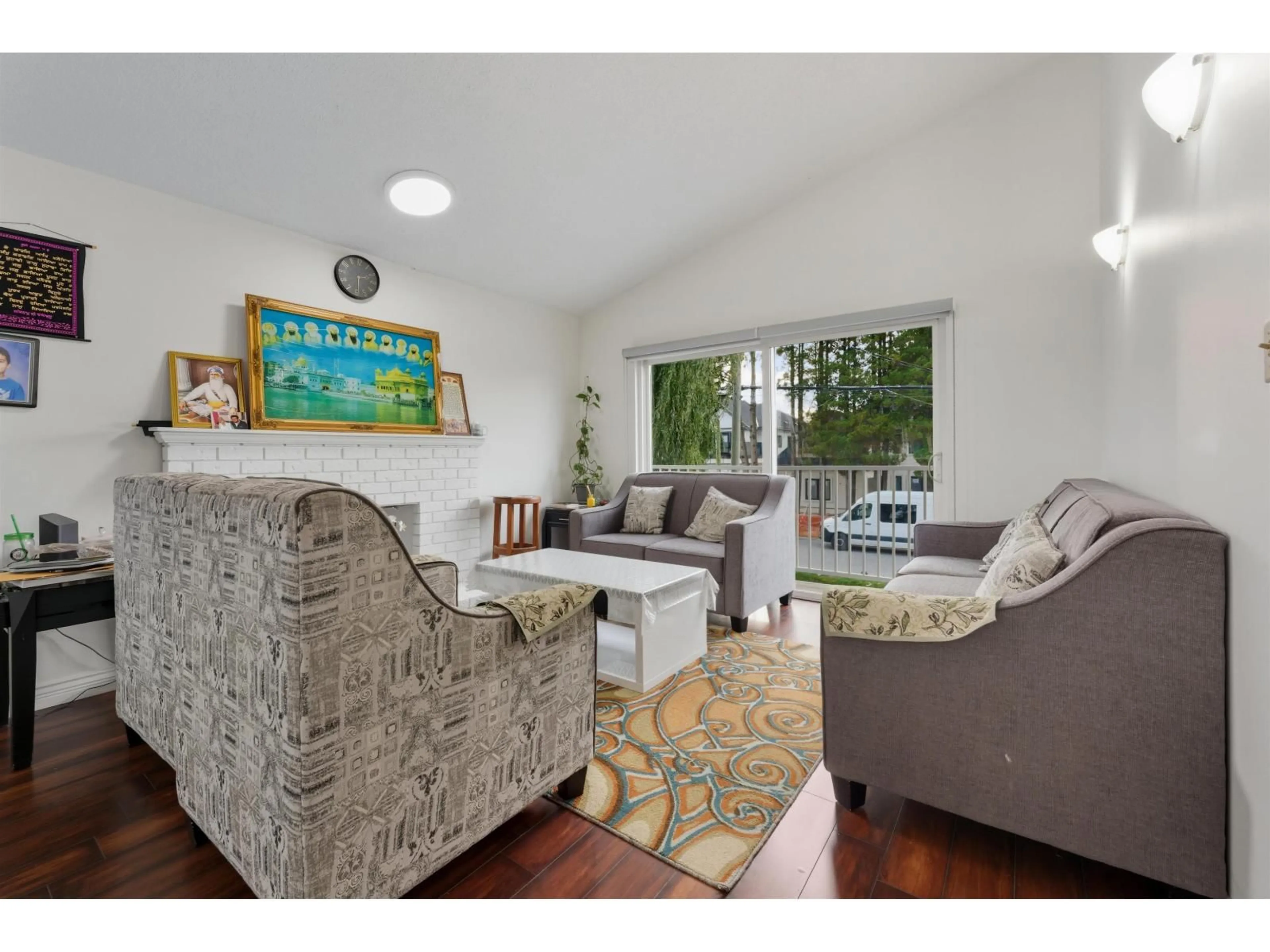 Living room with furniture, unknown for 9782 123, Surrey British Columbia V3V4N8