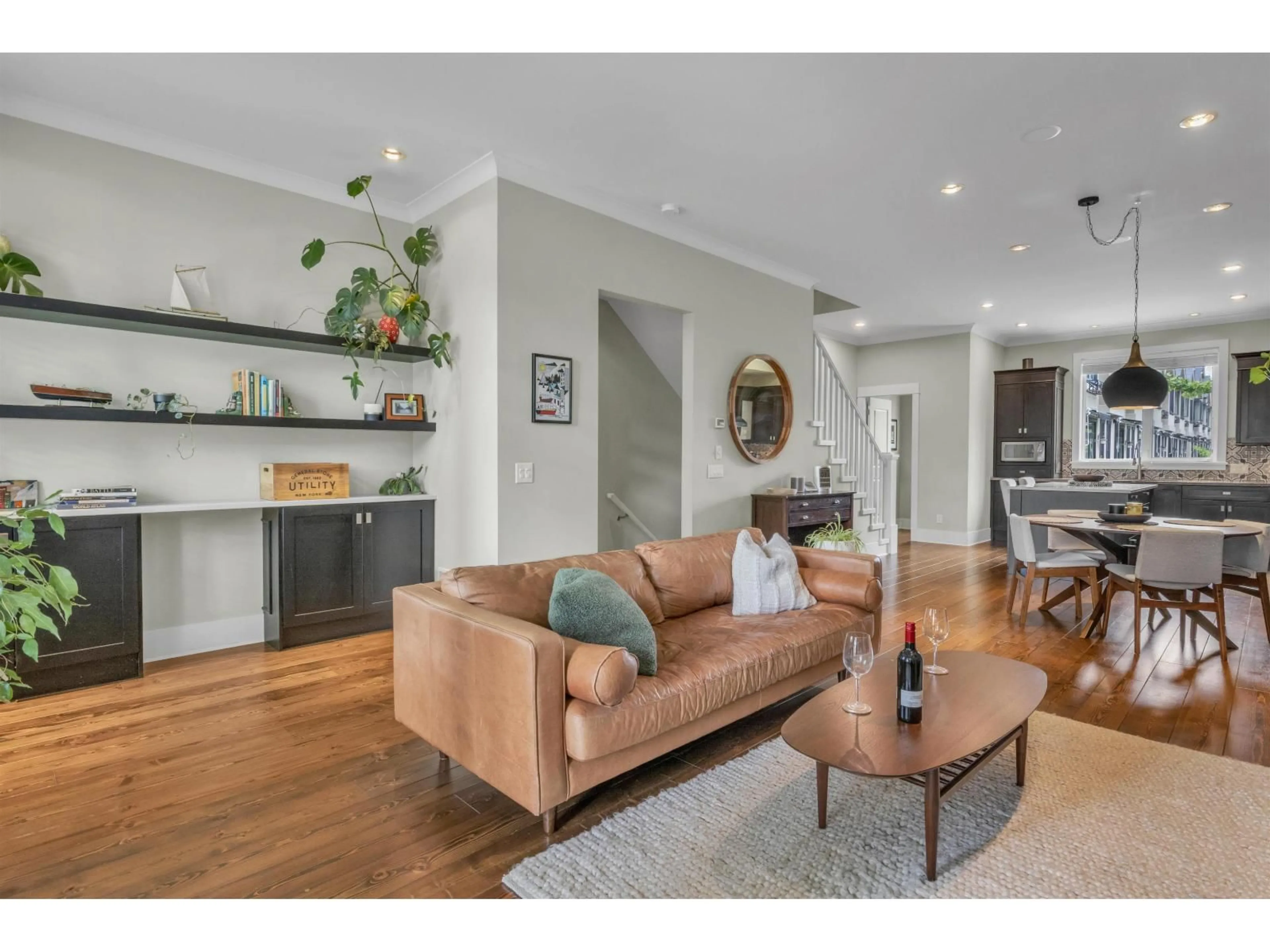 Living room with furniture, unknown for 527 - 2580 LANGDON, Abbotsford British Columbia V2T0A9