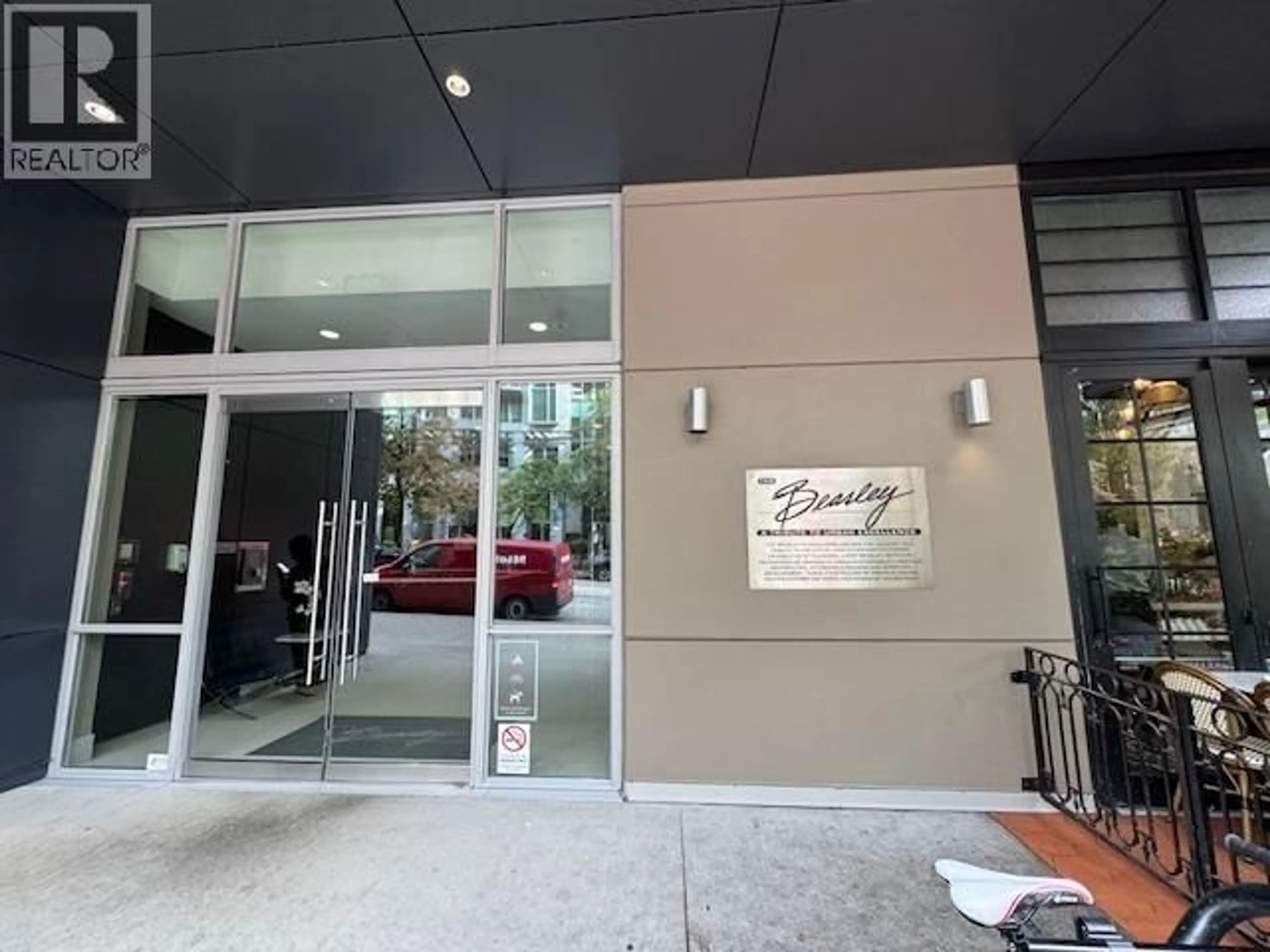 Indoor foyer for 1709 - 888 HOMER STREET, Vancouver British Columbia V6B0H7
