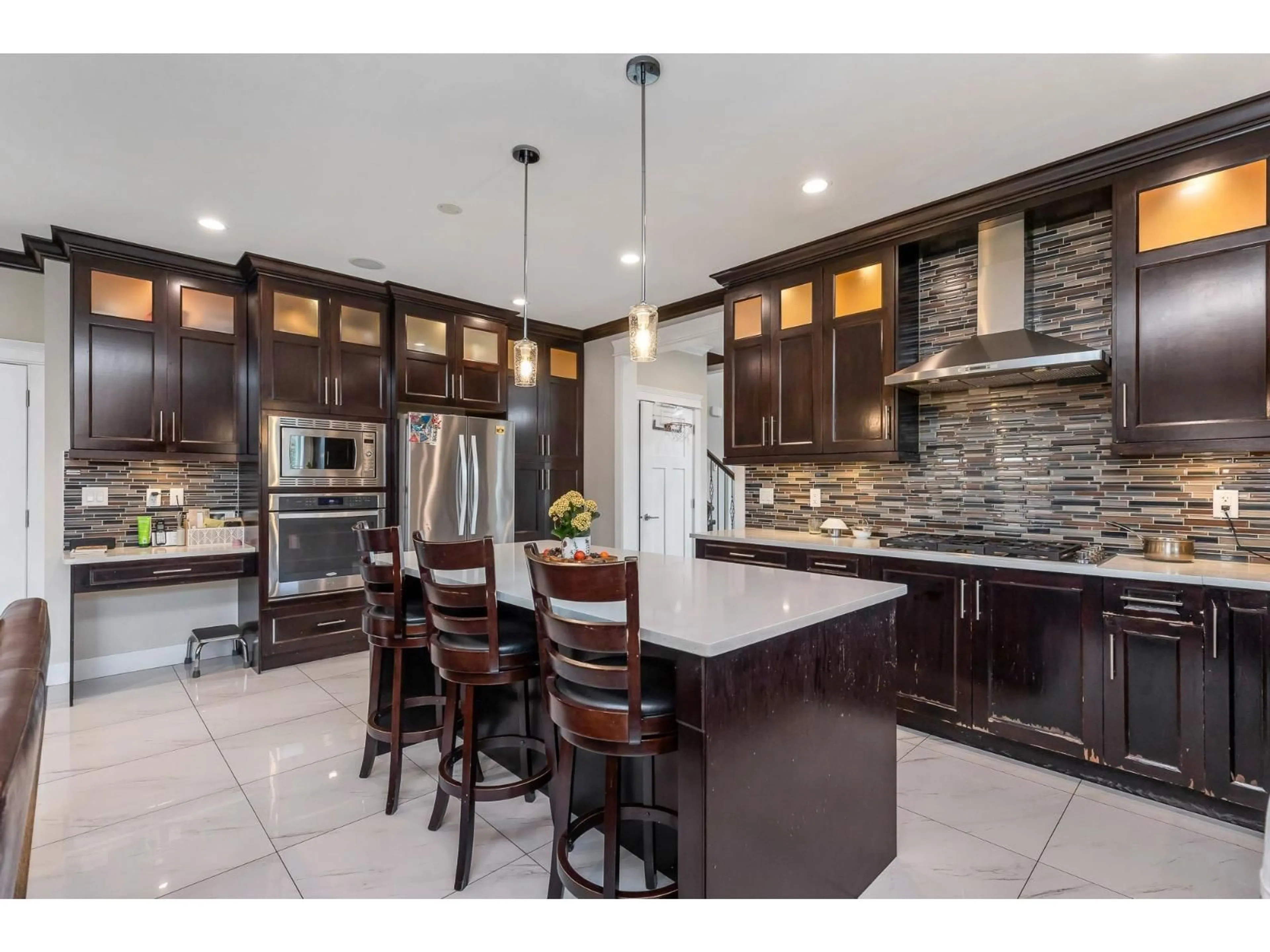 Open concept kitchen, ceramic/tile floor for 27625 RAILCAR, Abbotsford British Columbia V4X0B8