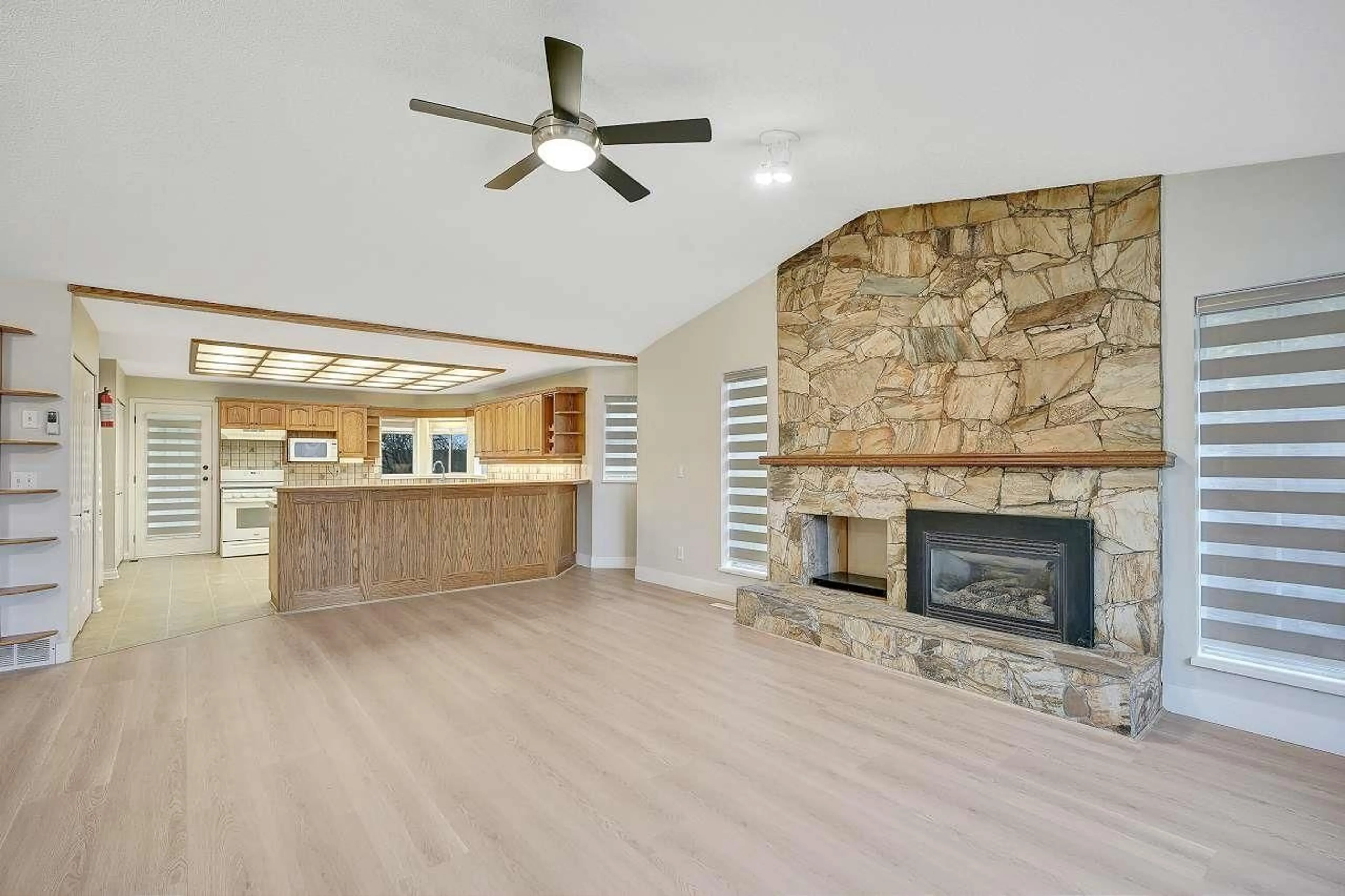 Open concept kitchen, unknown for 13446 60A, Surrey British Columbia V3X1M1