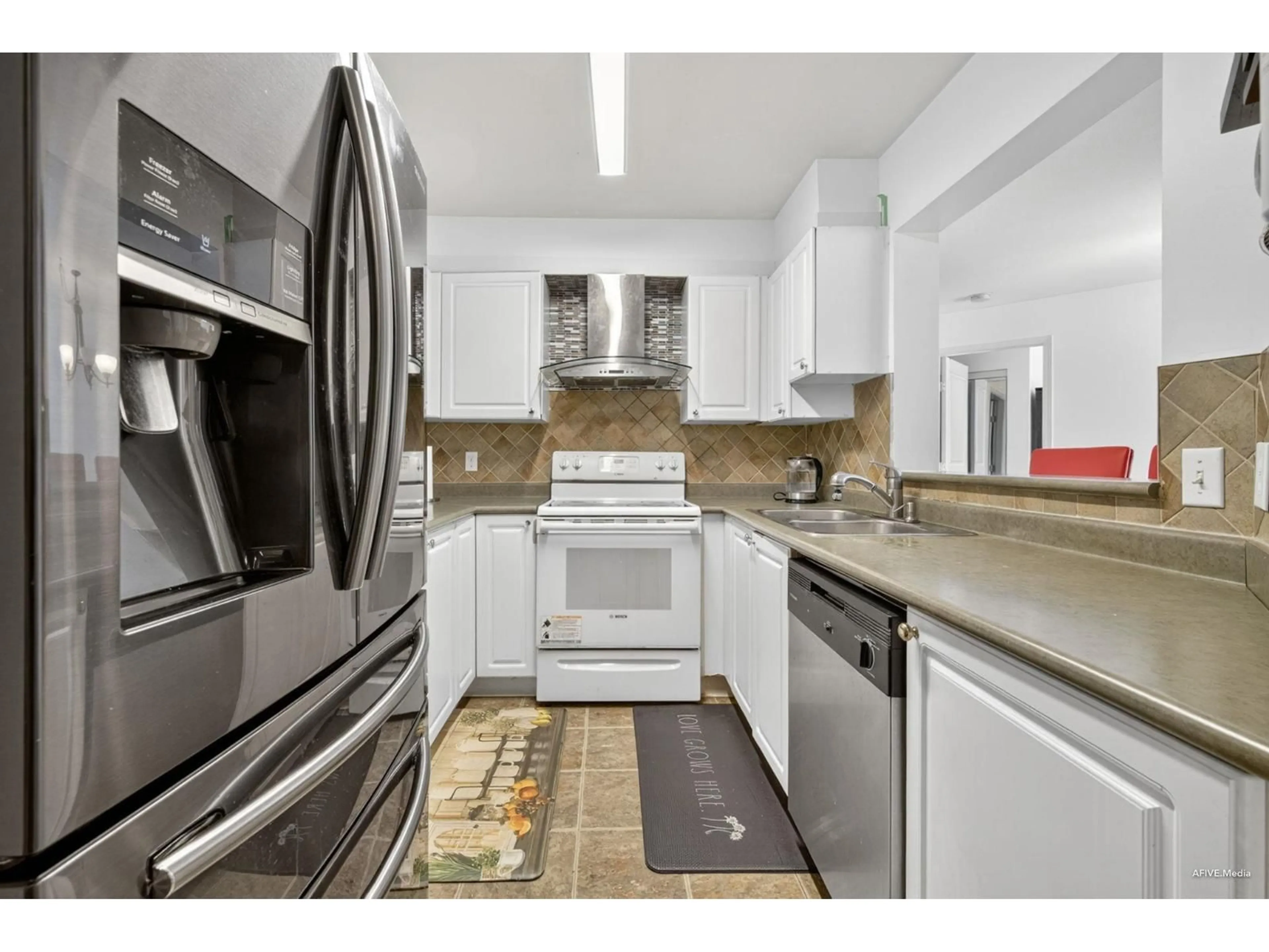 Open concept kitchen, ceramic/tile floor for 329 - 9979 140, Surrey British Columbia V3T5W2