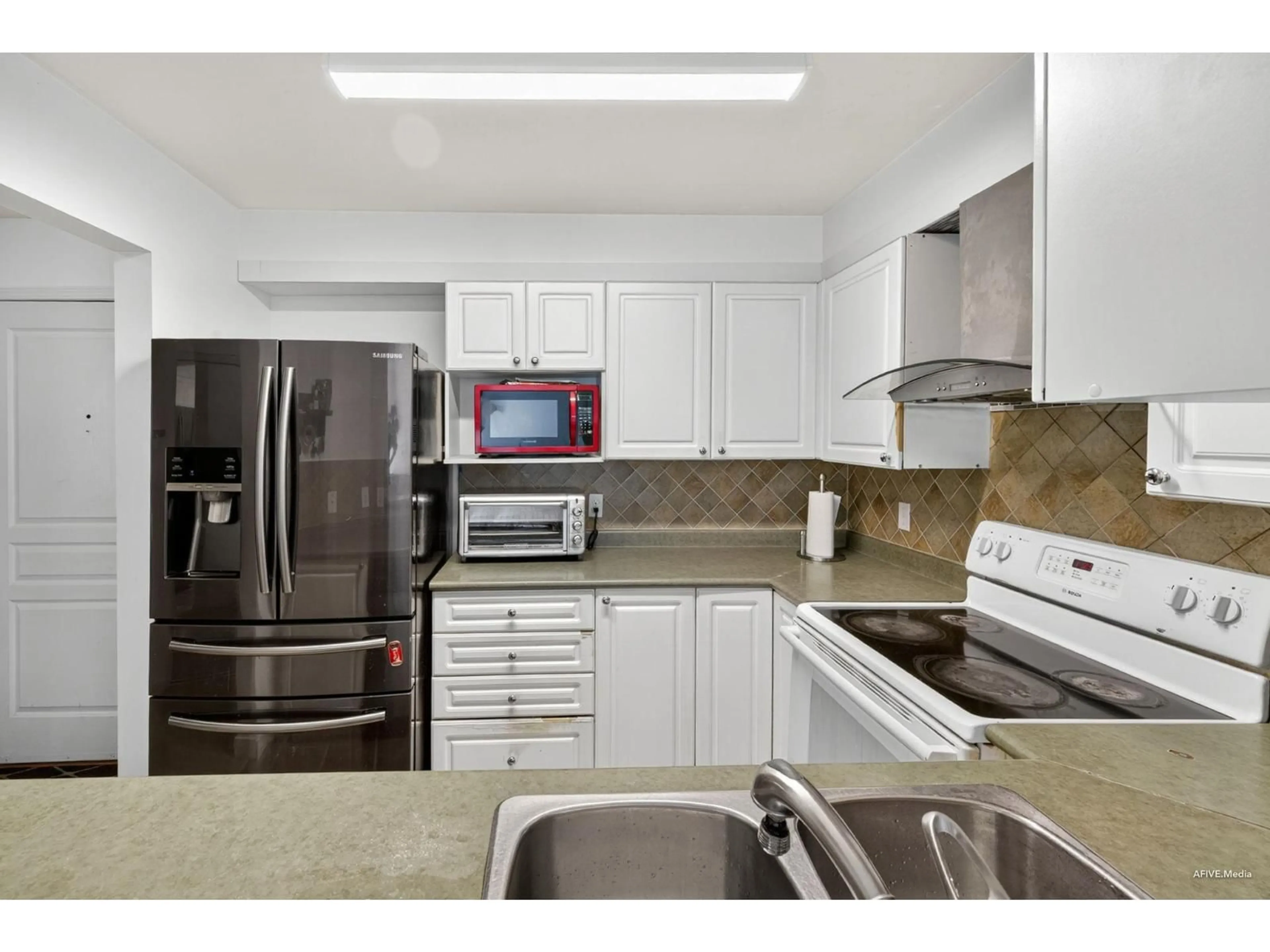 Standard kitchen, ceramic/tile floor for 329 - 9979 140, Surrey British Columbia V3T5W2