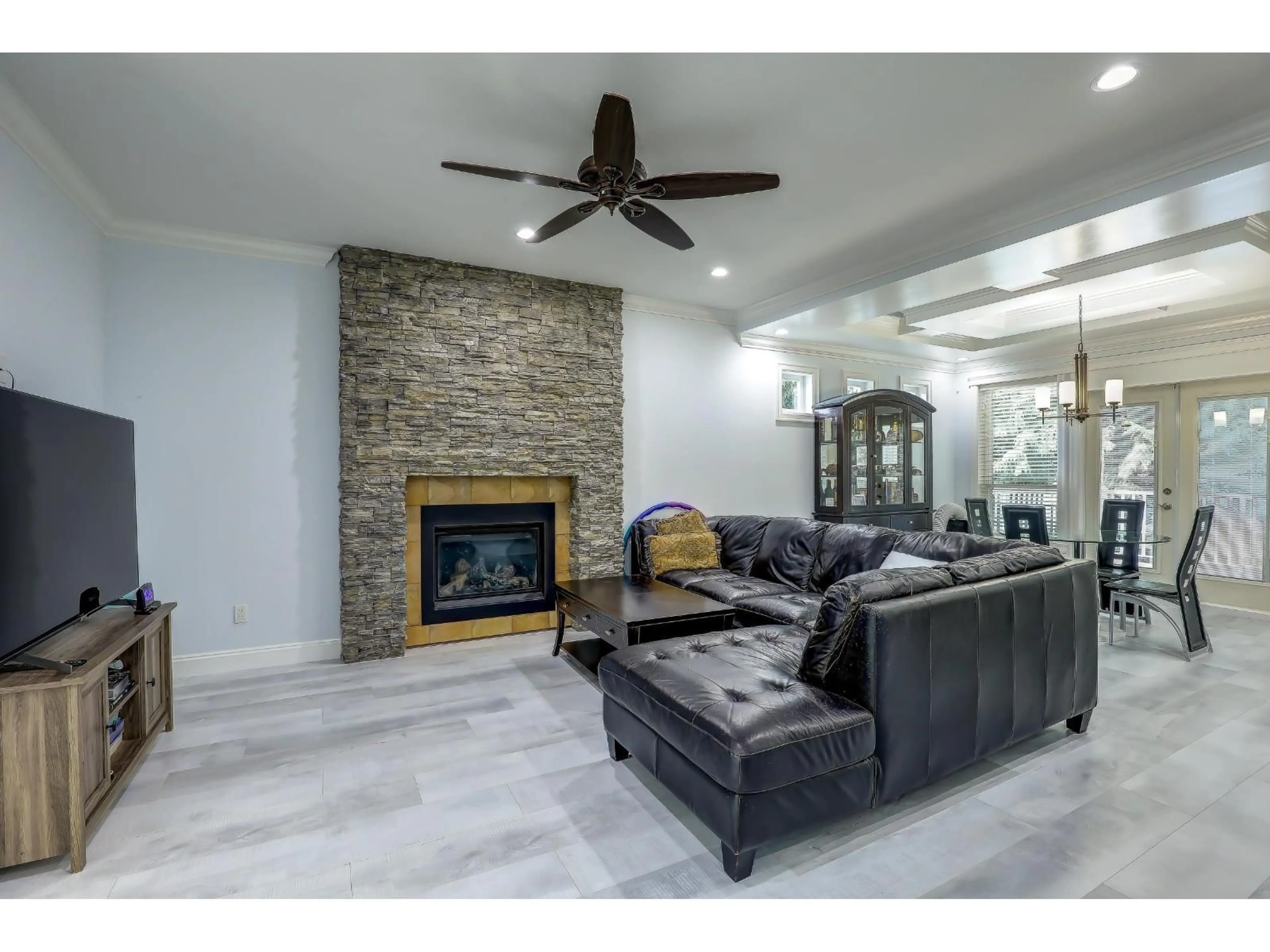 Living room with furniture, ceramic/tile floor for 10301 155A, Surrey British Columbia V3R4K4