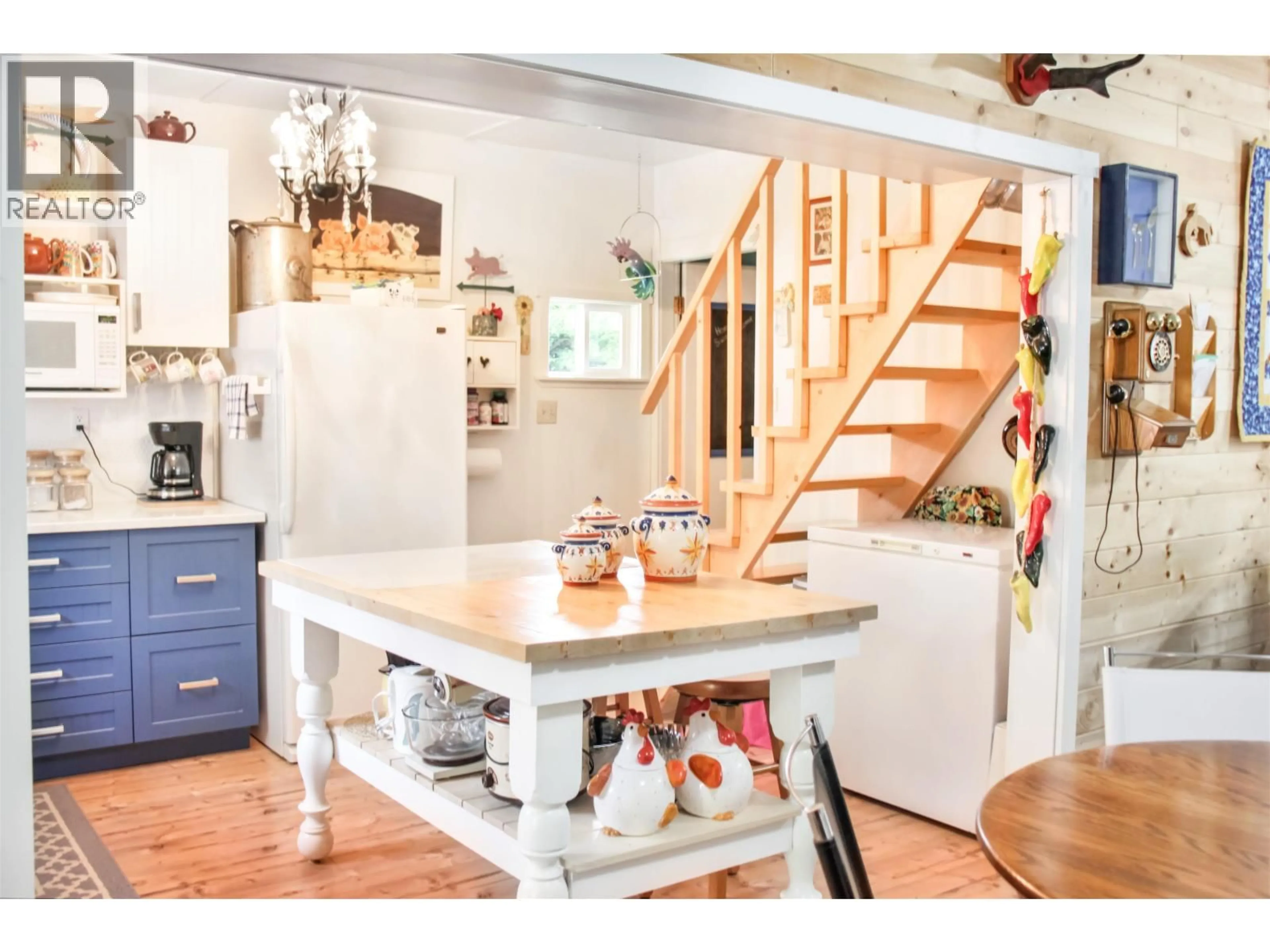 Open concept kitchen, unknown for 7464 BURGESS ROAD, Deka Lake / Sulphurous / Hathaway Lakes British Columbia V0K1X3