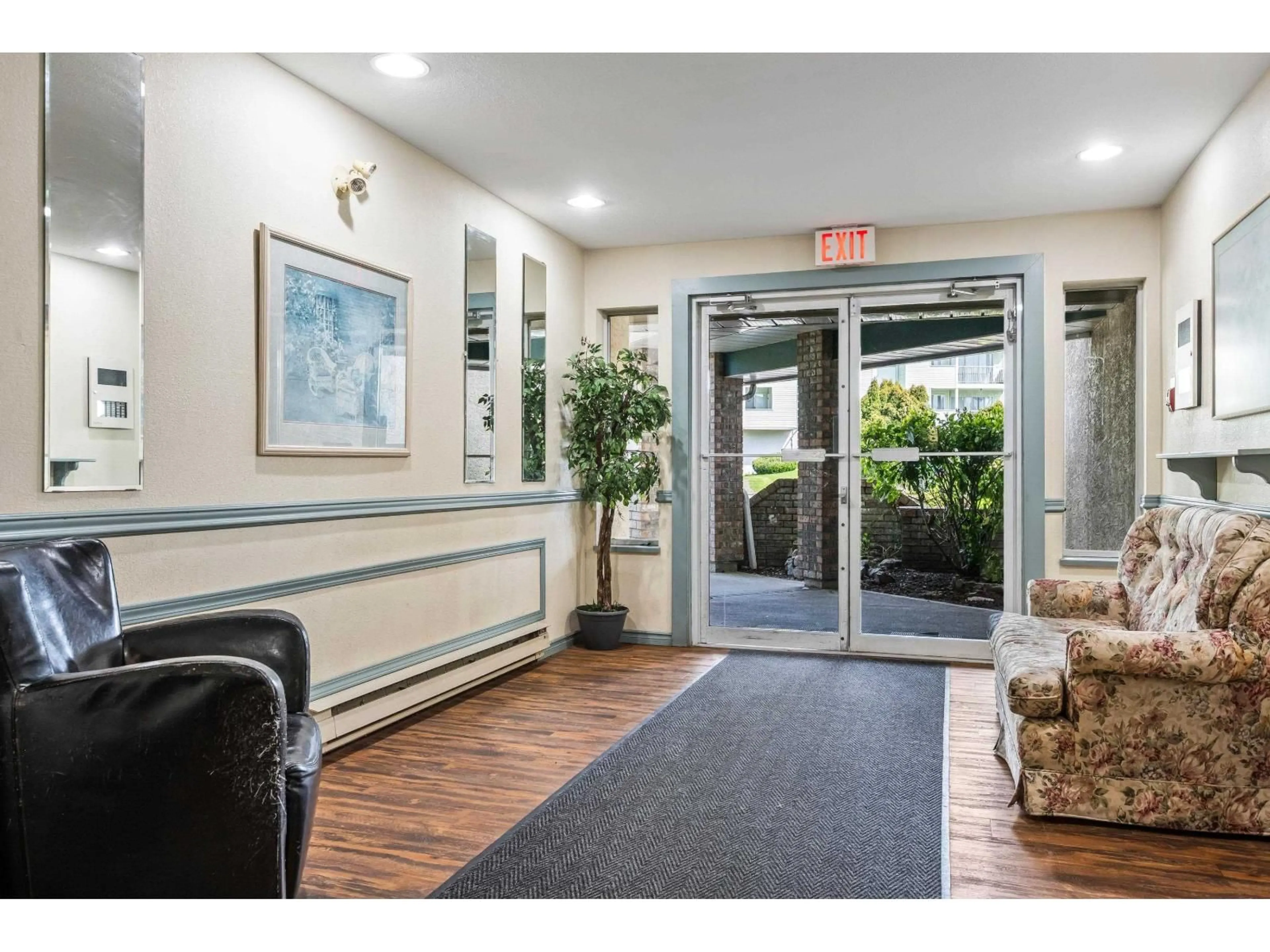 Indoor foyer for 202 - 2567 VICTORIA, Abbotsford British Columbia V2T2T4