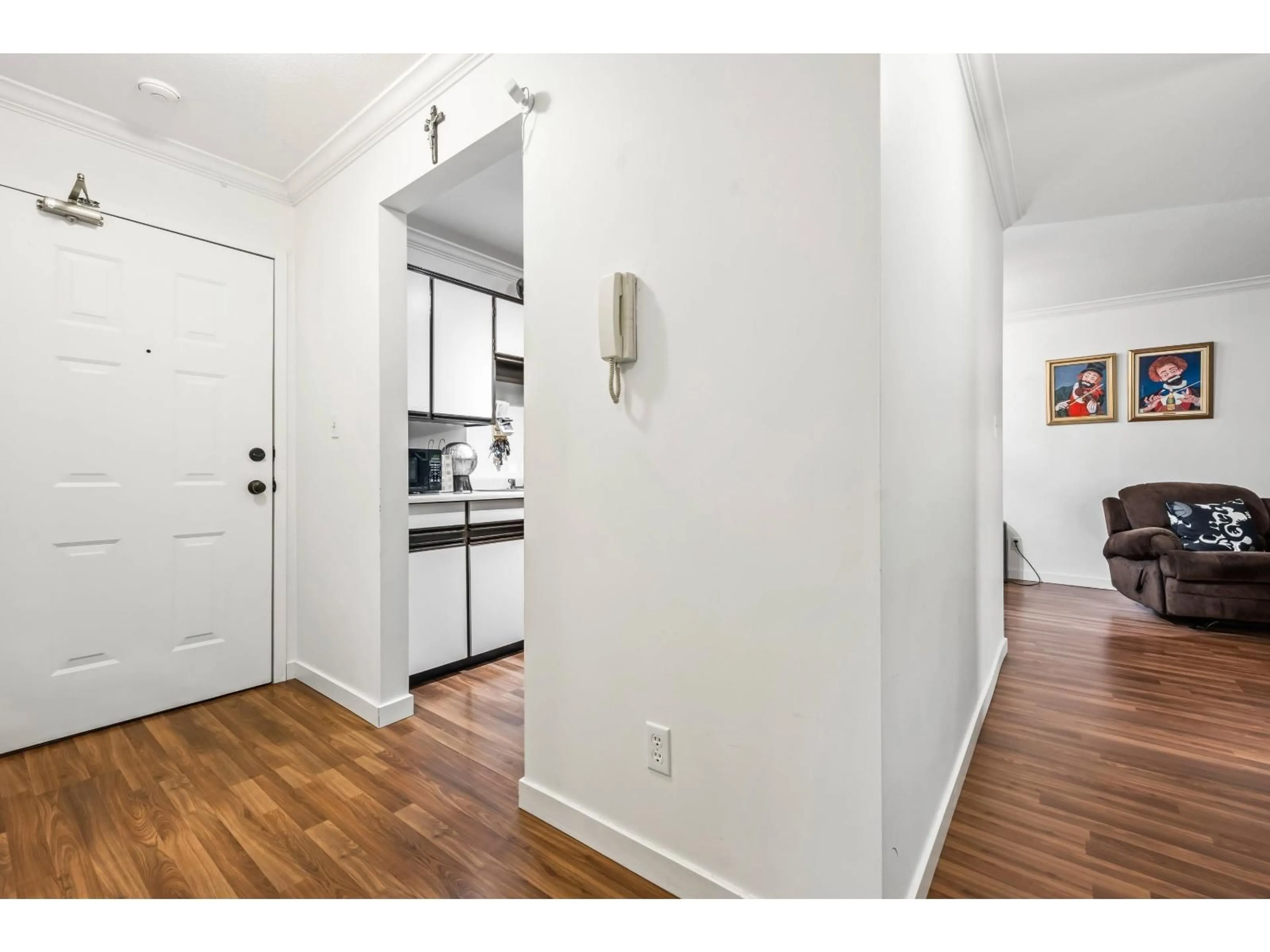 Indoor entryway for 202 - 2567 VICTORIA, Abbotsford British Columbia V2T2T4