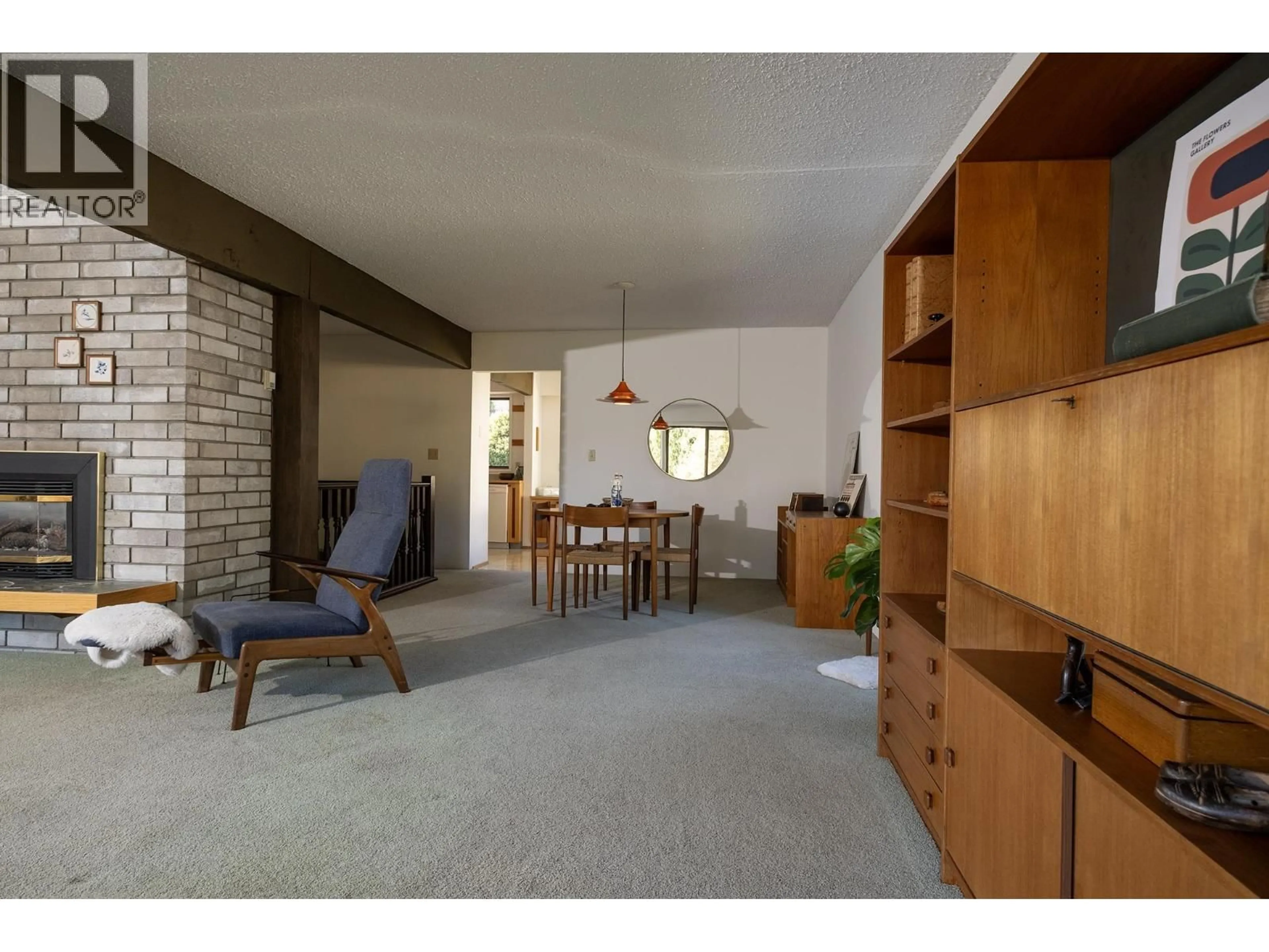 Living room with furniture, unknown for 670 FAIRMONT ROAD, Gibsons British Columbia V0N1V9