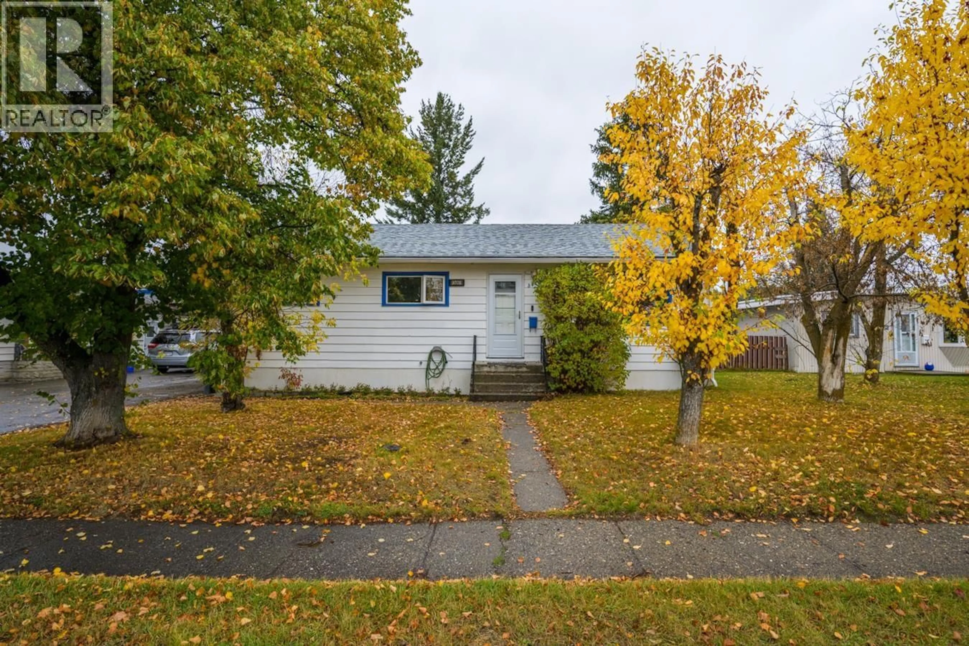 Home with vinyl exterior material, street for 3028 2ND AVENUE, Prince George British Columbia V2M1E8