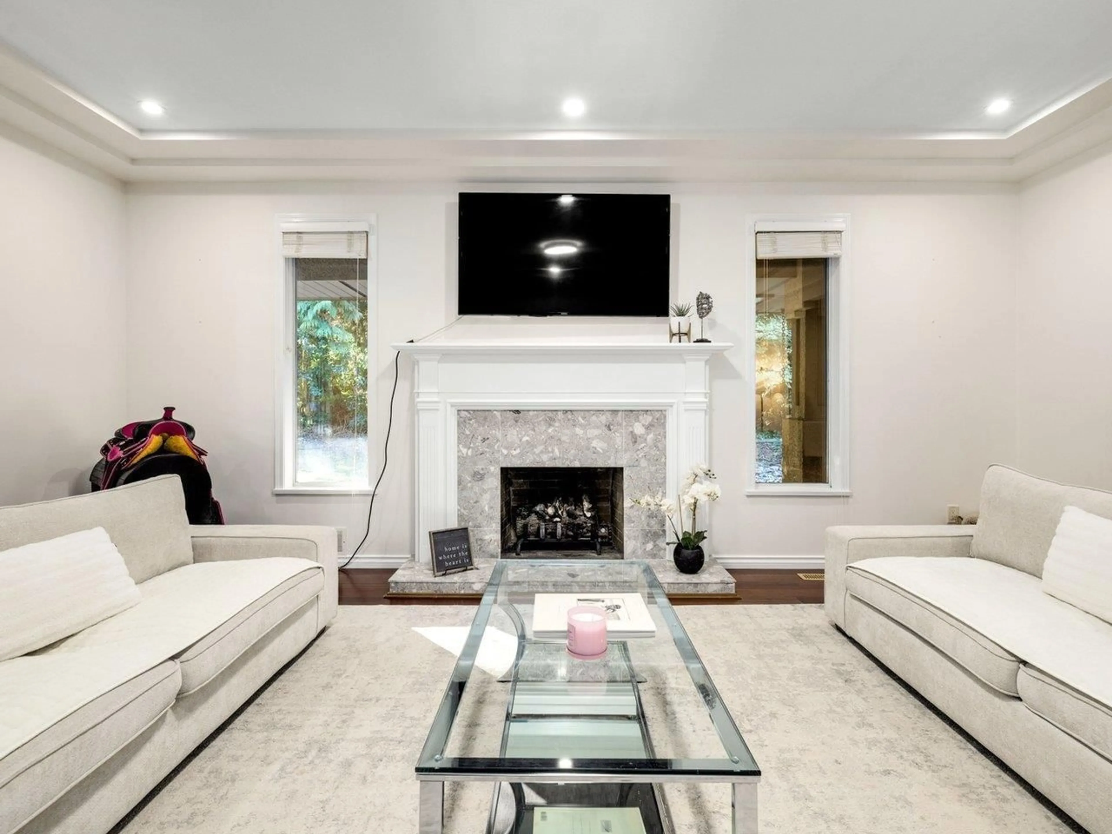 Living room with furniture, ceramic/tile floor for 1837 134A, Surrey British Columbia V4A9E2