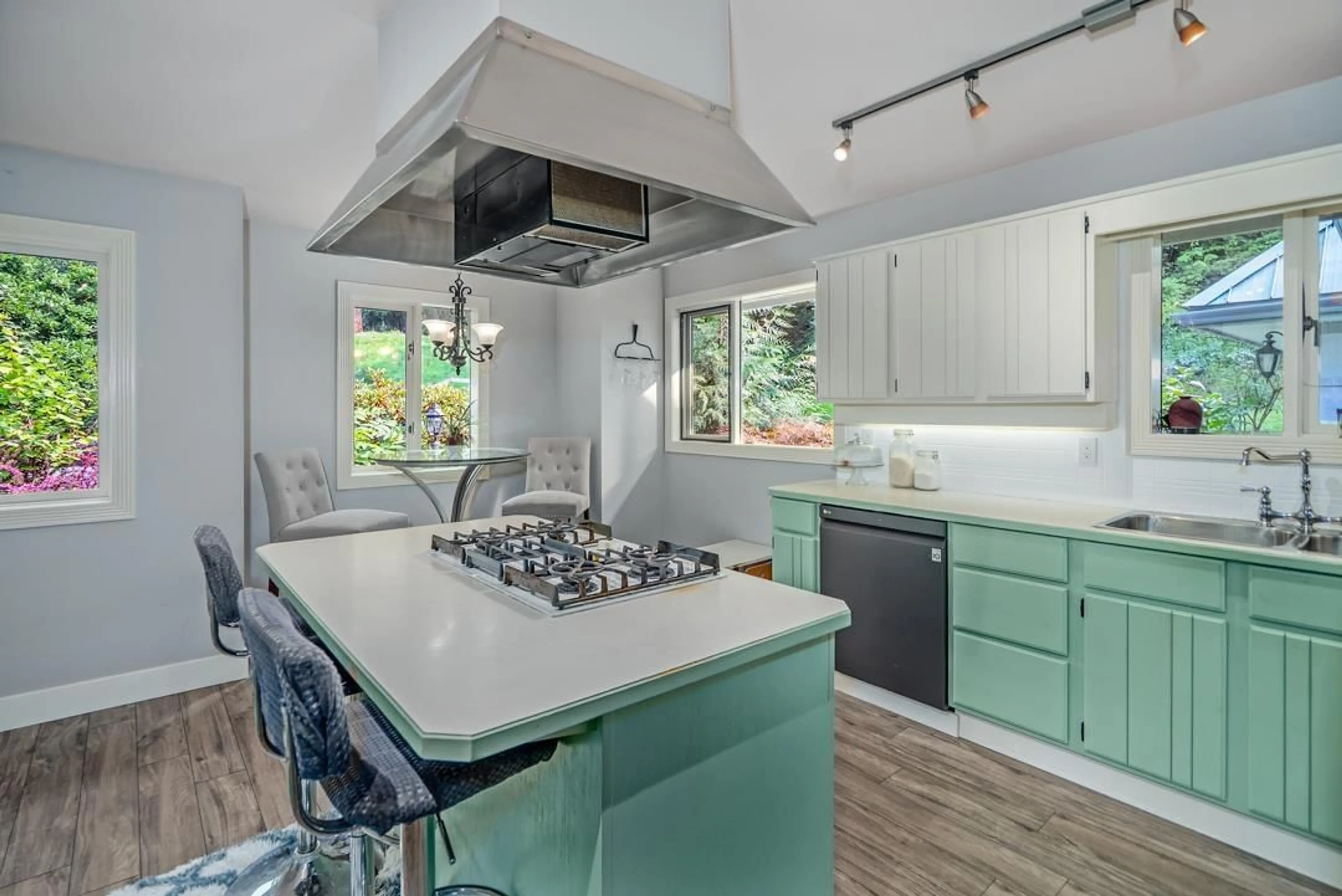 Contemporary kitchen, unknown for 41056 BELROSE, Abbotsford British Columbia V3G2M9