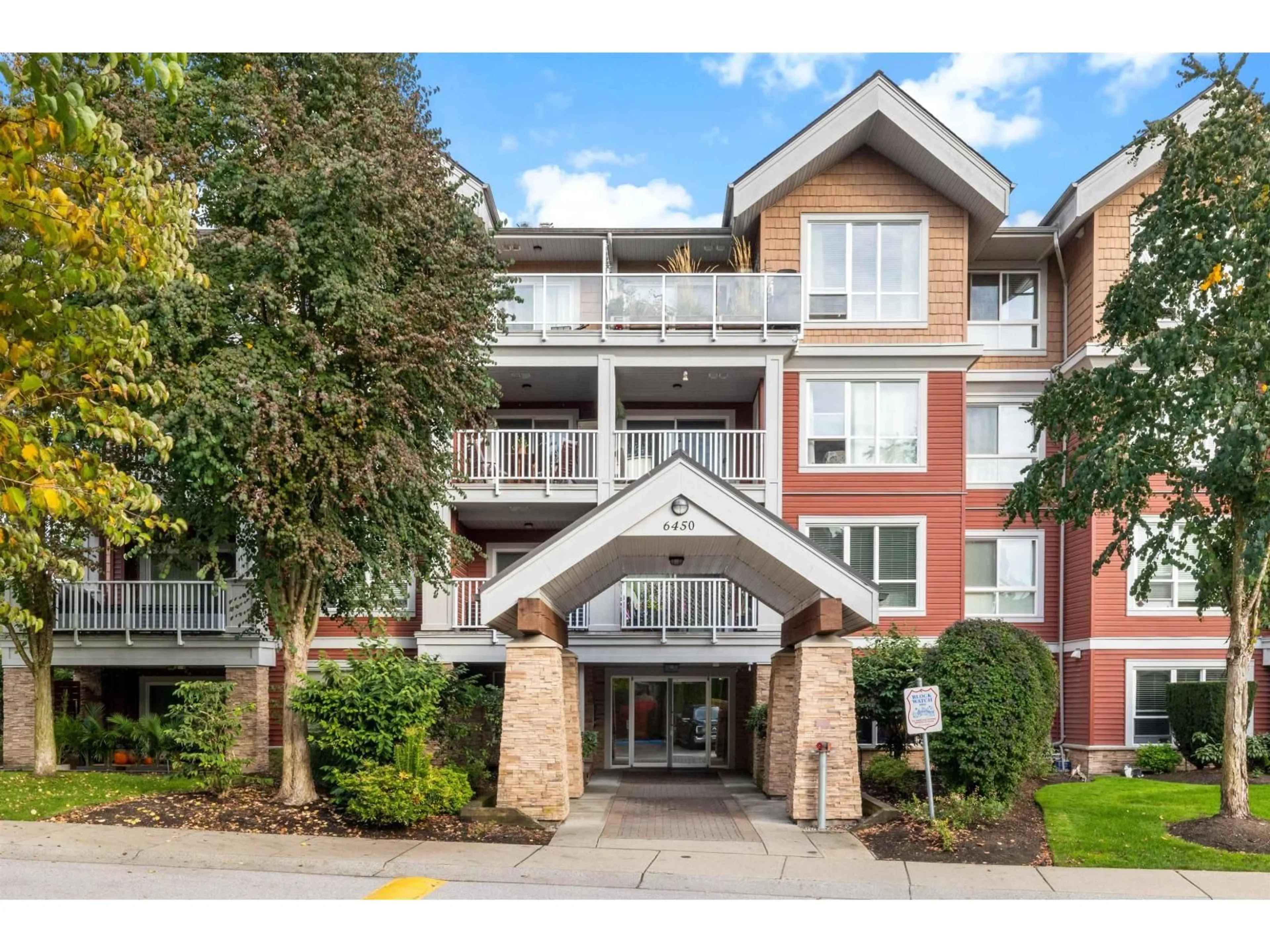 Indoor foyer for 303 - 6450 194, Surrey British Columbia V4N6J8