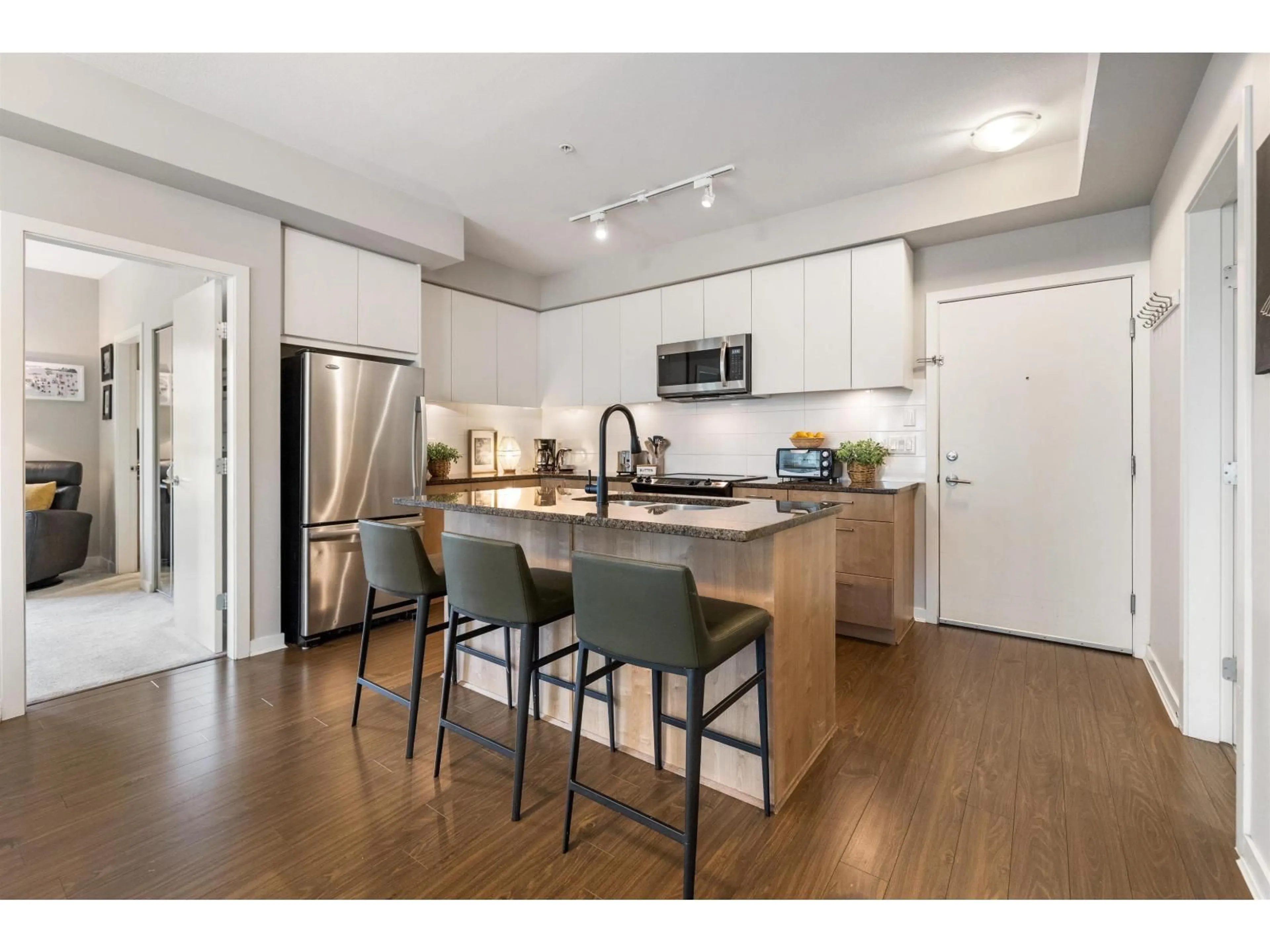 Open concept kitchen, wood/laminate floor for 303 - 6450 194, Surrey British Columbia V4N6J8