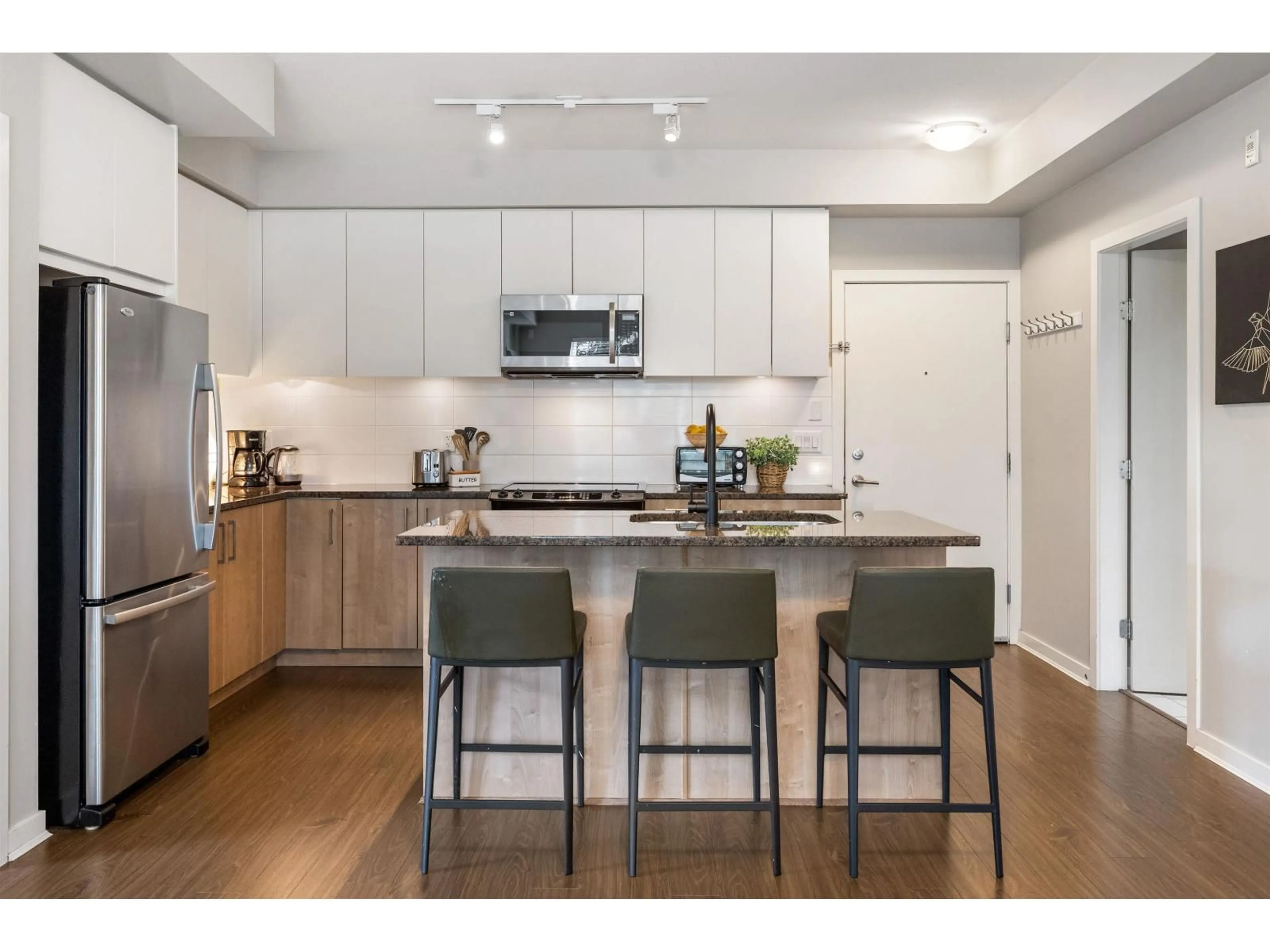 Open concept kitchen, wood/laminate floor for 303 - 6450 194, Surrey British Columbia V4N6J8
