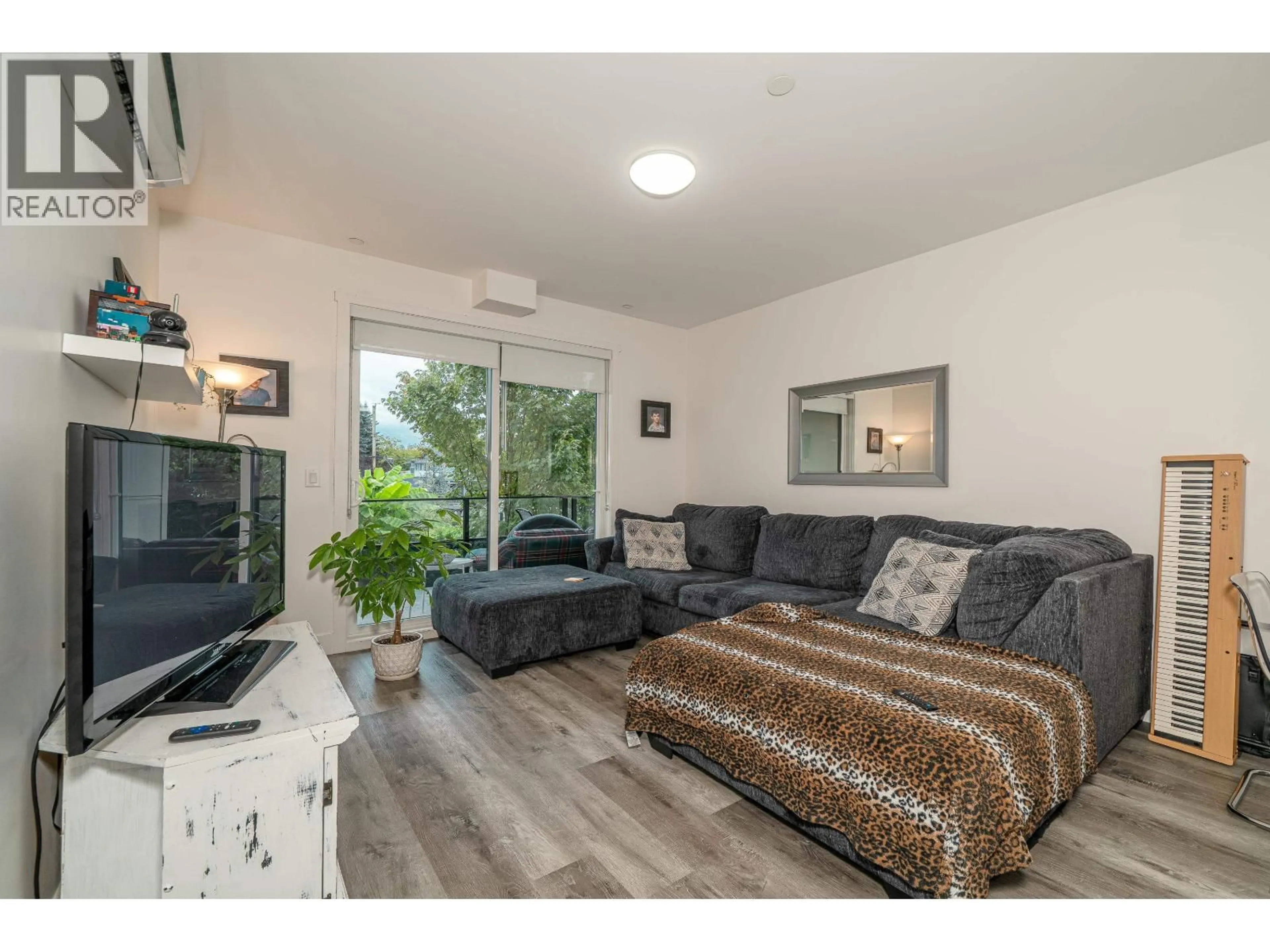 Living room with furniture, wood/laminate floor for 205 - 12320 222 STREET, Maple Ridge British Columbia V2X4K8