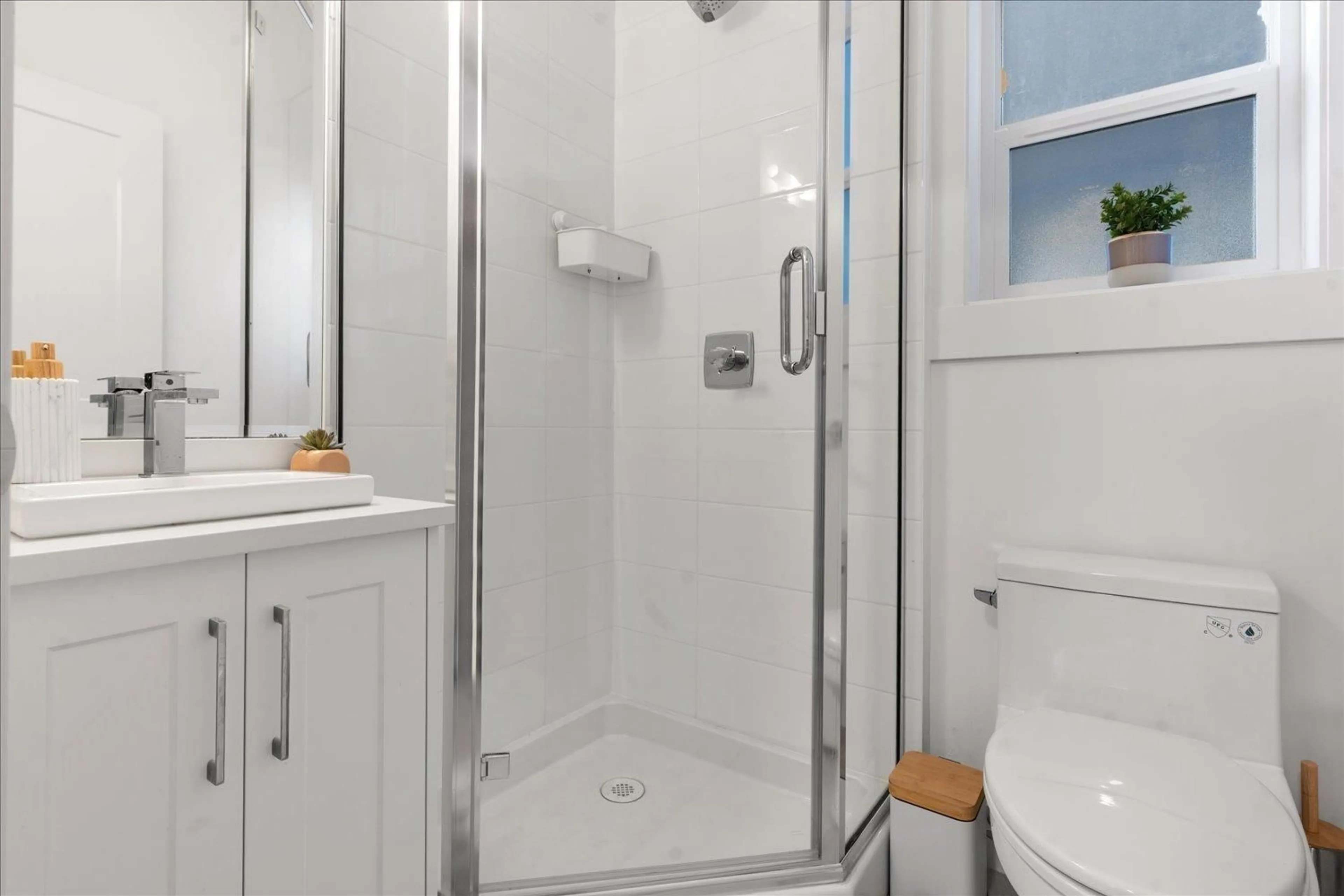 Standard bathroom, ceramic/tile floor for 18 - 9762 182A, Surrey British Columbia V4N6W5