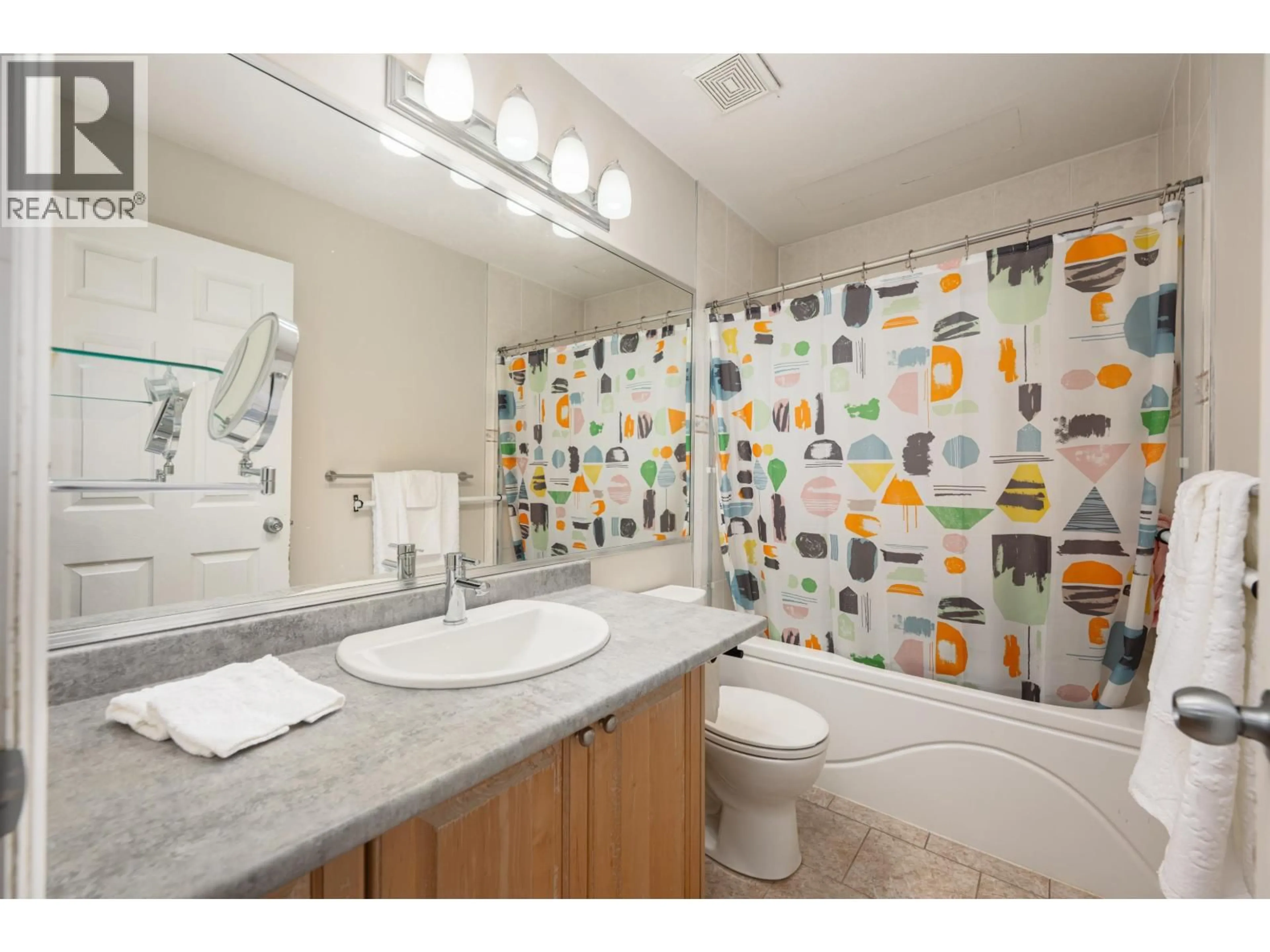 Standard bathroom, ceramic/tile floor for 7489 ROSEWOOD STREET, Burnaby British Columbia V5E2G6