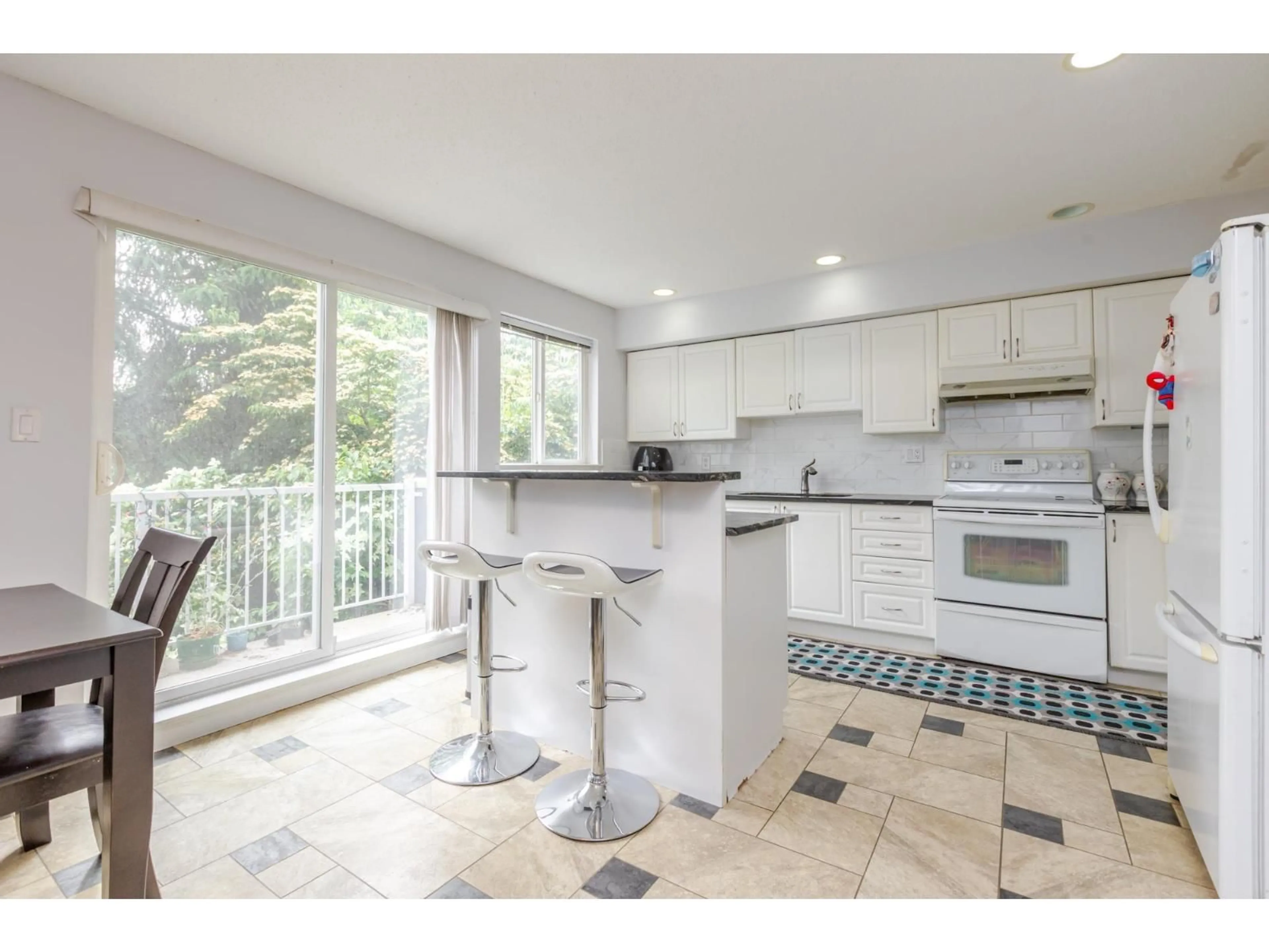 Open concept kitchen, ceramic/tile floor for 74 - 16388 85 AVE, Surrey British Columbia V4N5G2