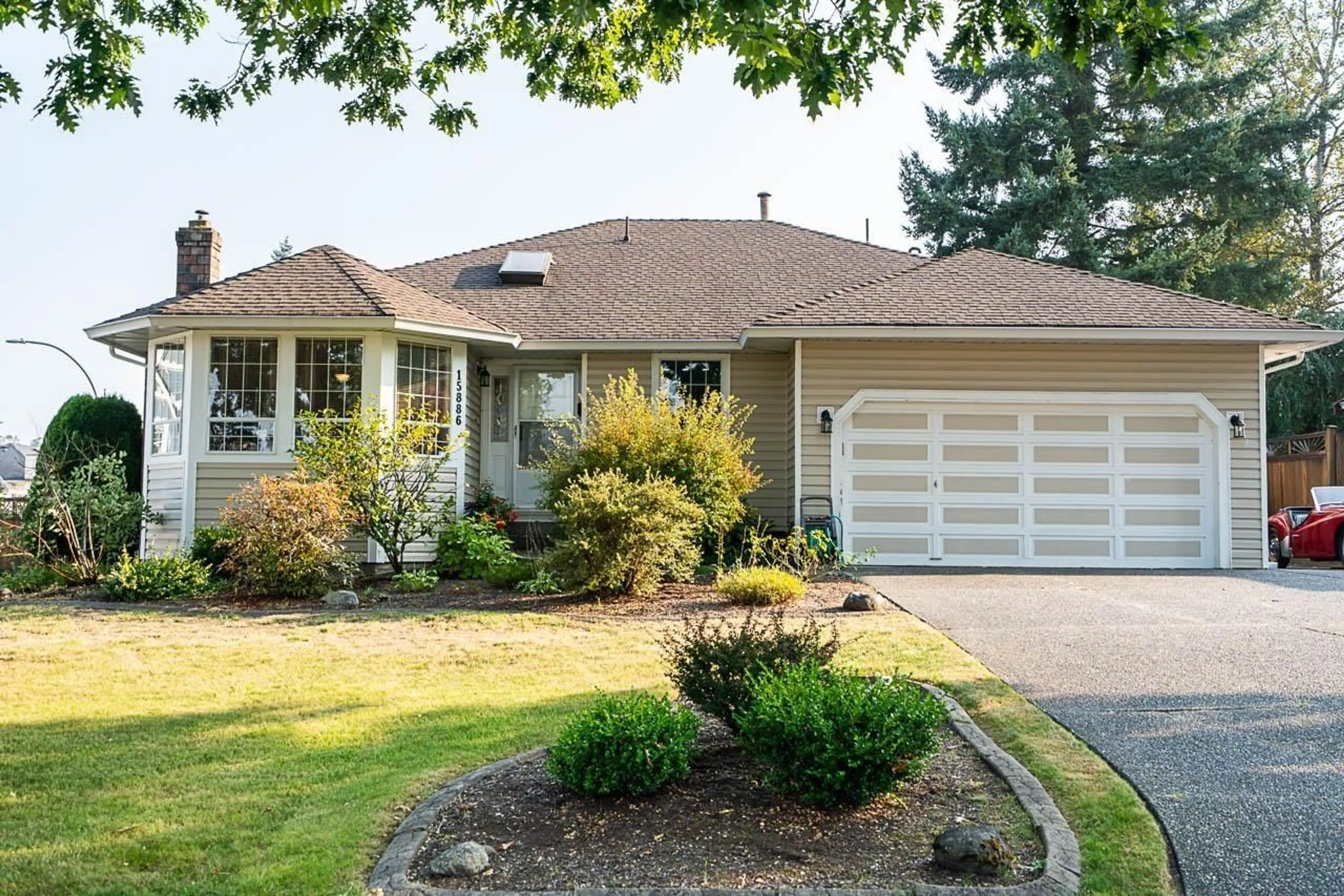 Home with vinyl exterior material, street for 15886 95, Surrey British Columbia V4N3B9