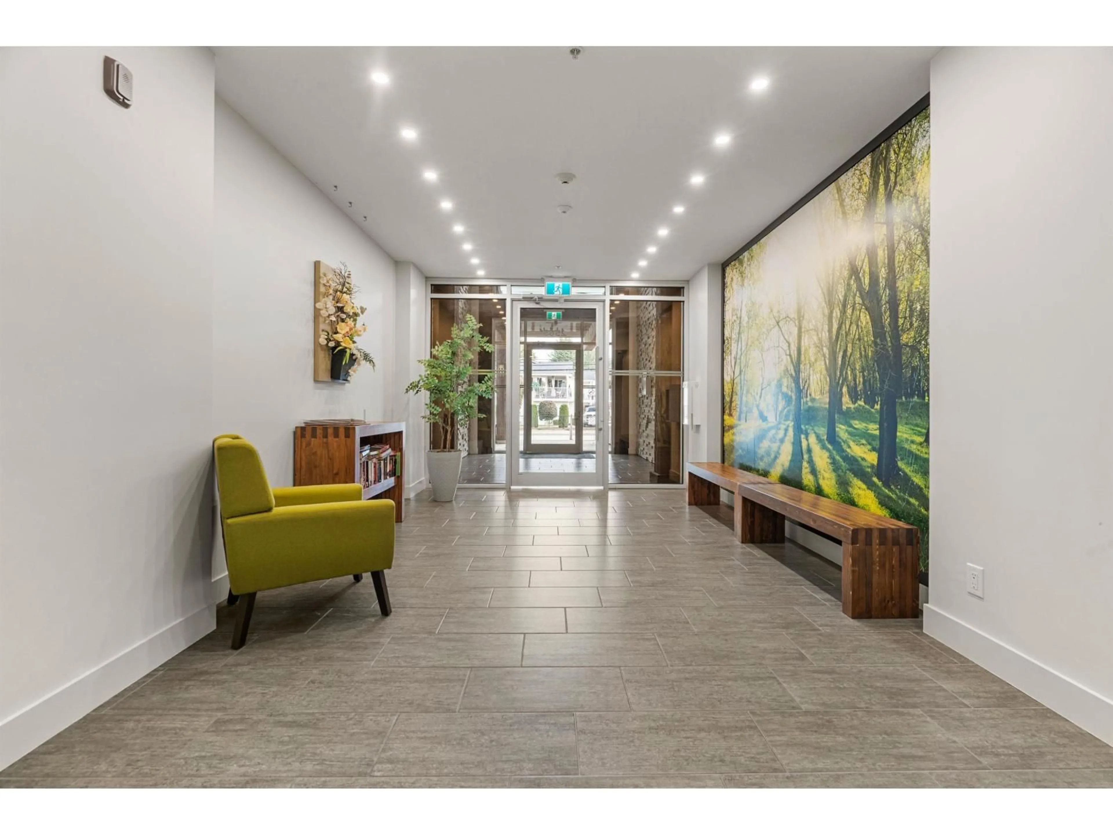 Indoor foyer for 103 - 2565 WARE, Abbotsford British Columbia V2S0J5