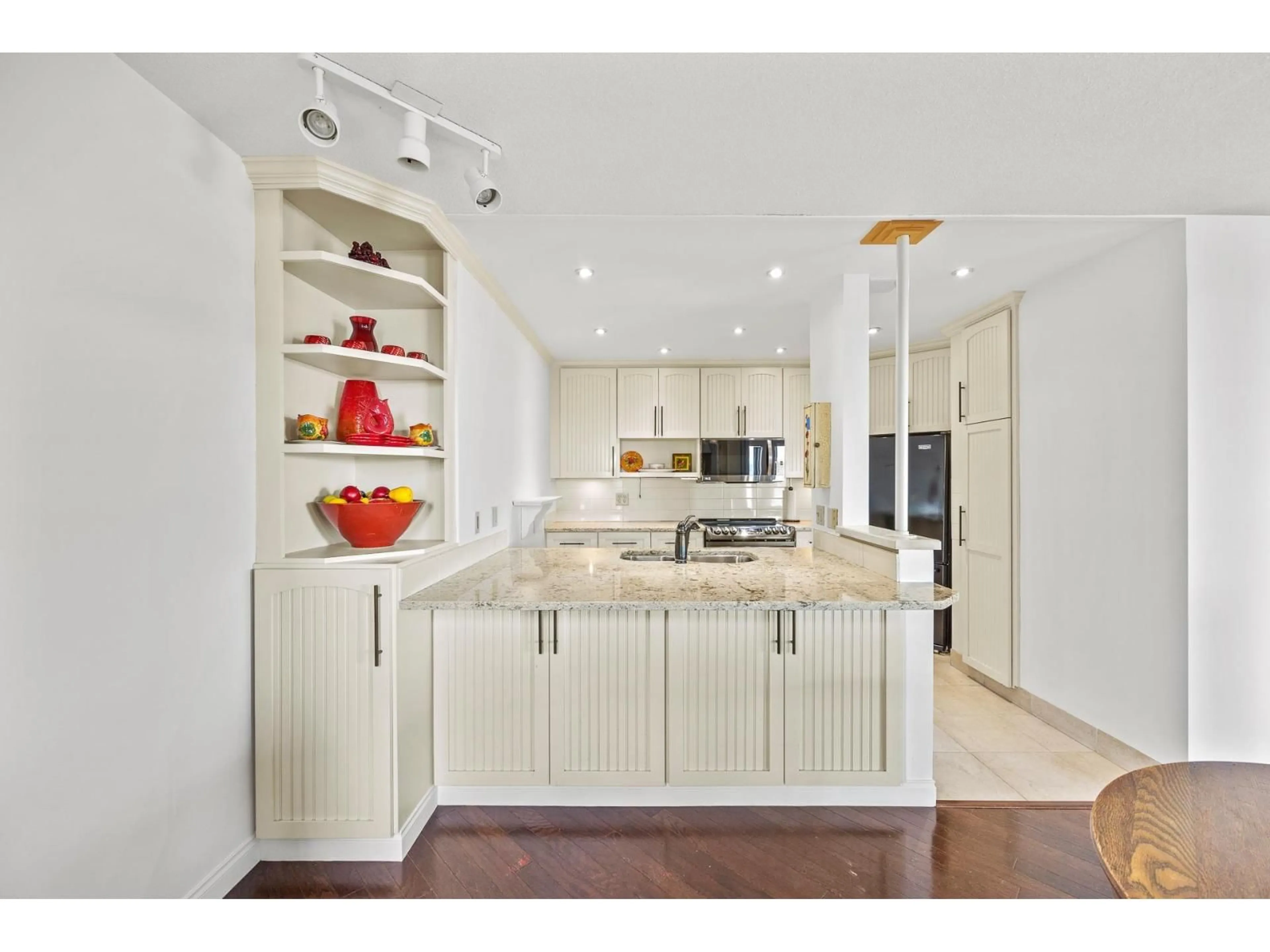 Contemporary kitchen, unknown for 504 - 15015 VICTORIA, White Rock British Columbia V4B1G2