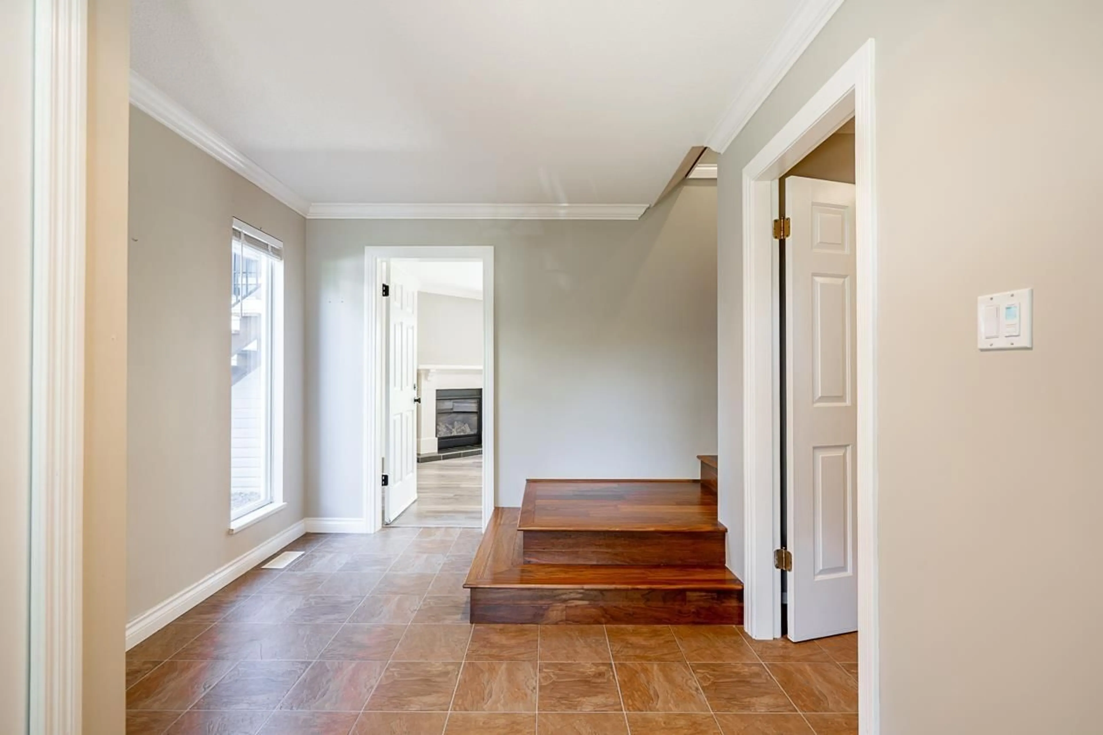 Indoor entryway for 5966 186, Surrey British Columbia V3S7Z8