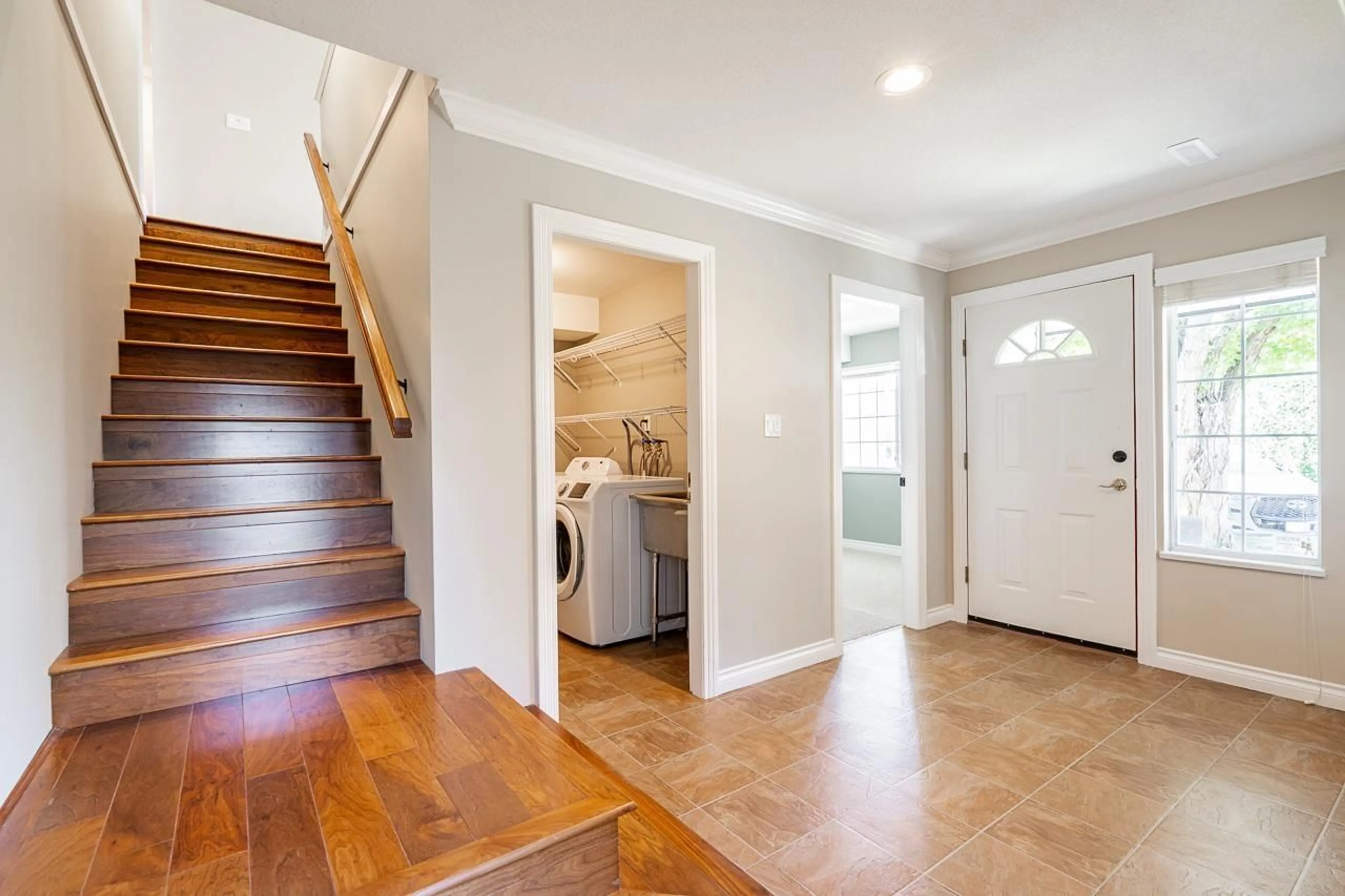 Indoor entryway for 5966 186, Surrey British Columbia V3S7Z8