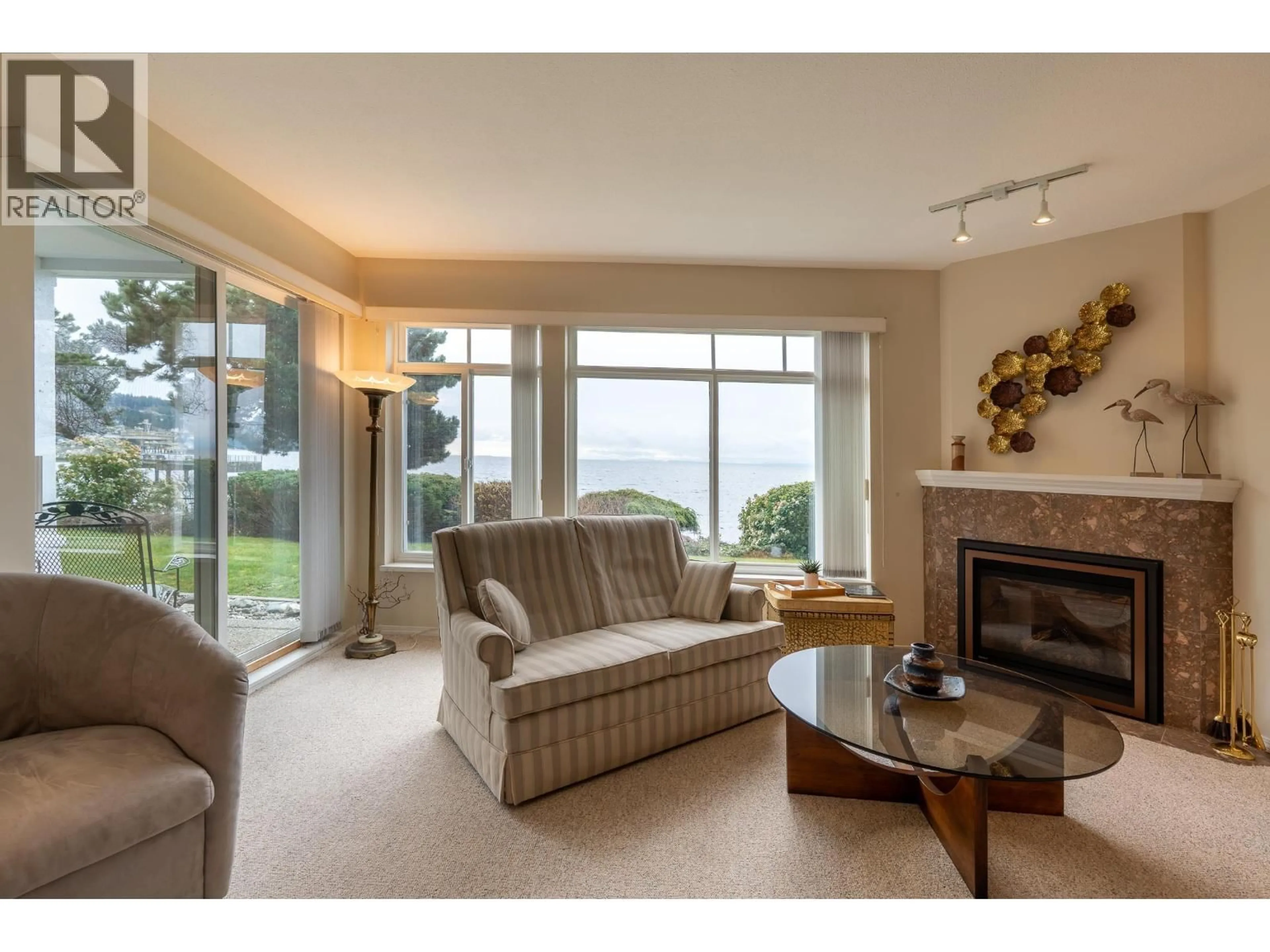 Living room with furniture, unknown for 102 - 5470 INLET AVENUE, Sechelt British Columbia V7Z0H4