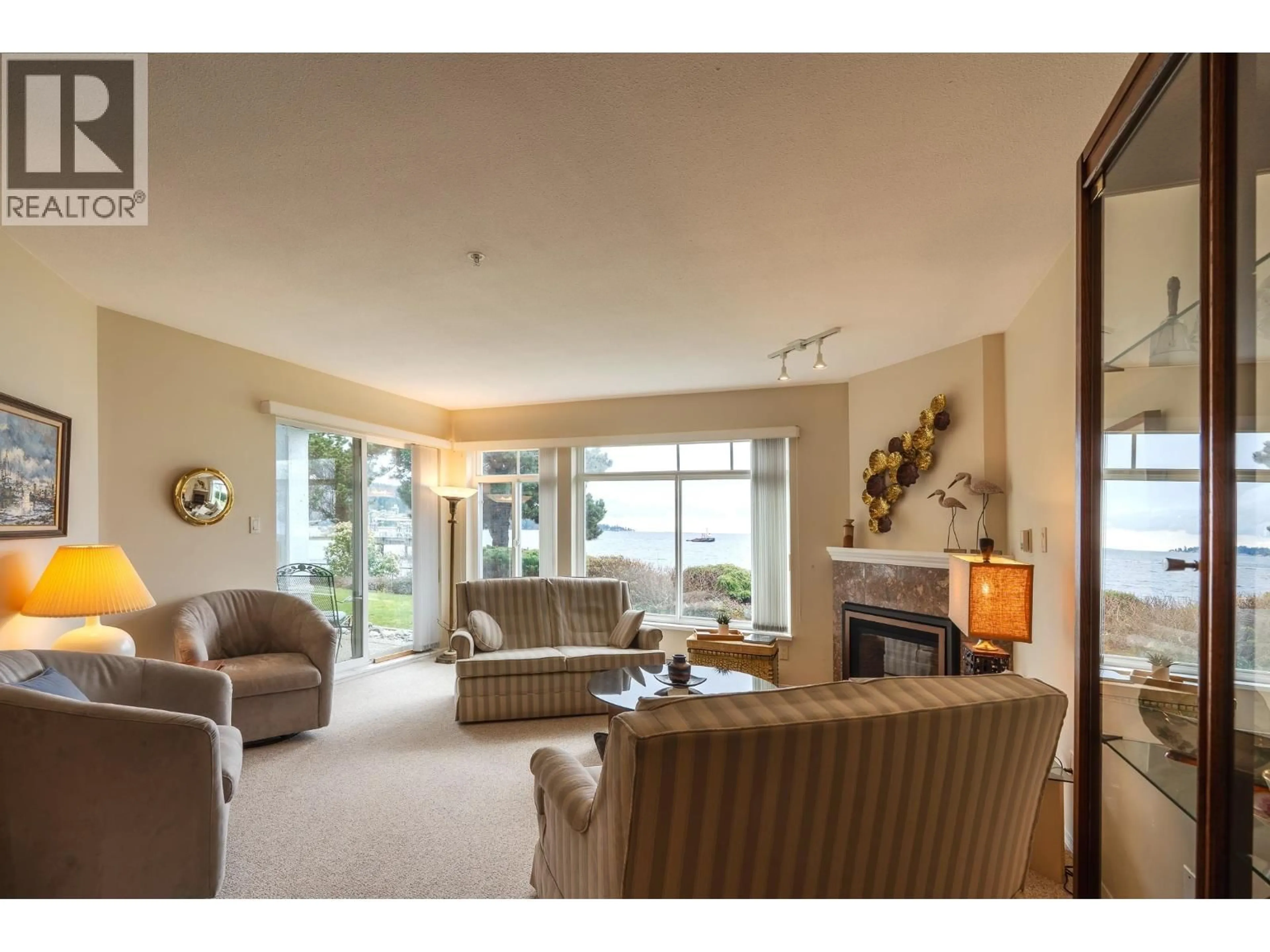 Living room with furniture, unknown for 102 - 5470 INLET AVENUE, Sechelt British Columbia V7Z0H4