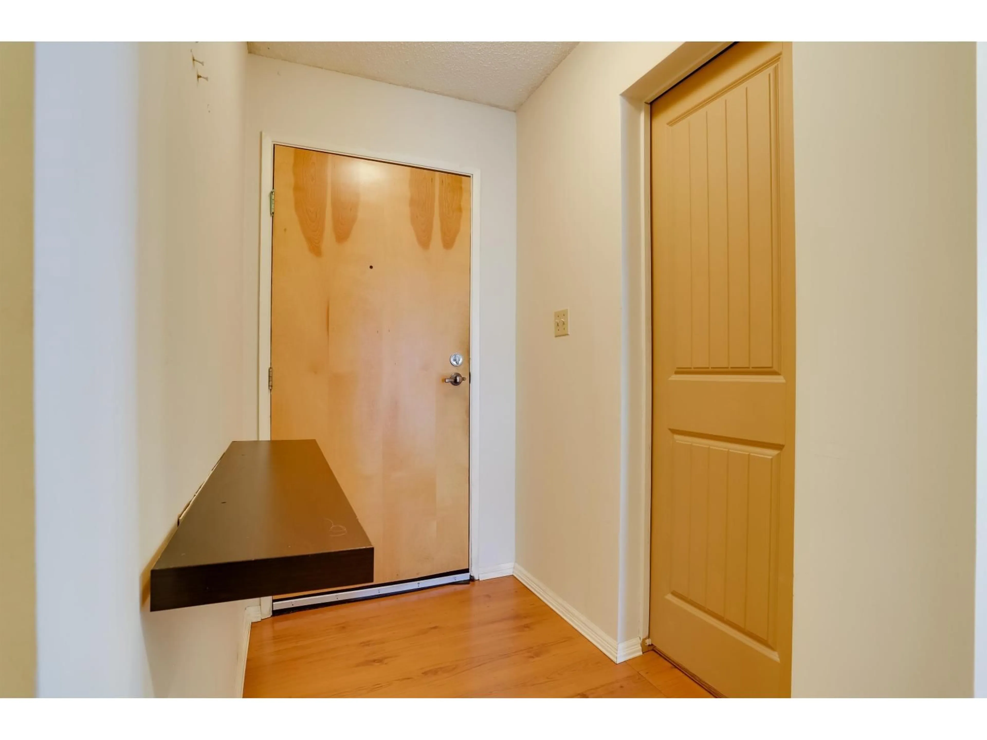 Indoor entryway for 201 - 1389 WINTER, White Rock British Columbia V4B3Y2