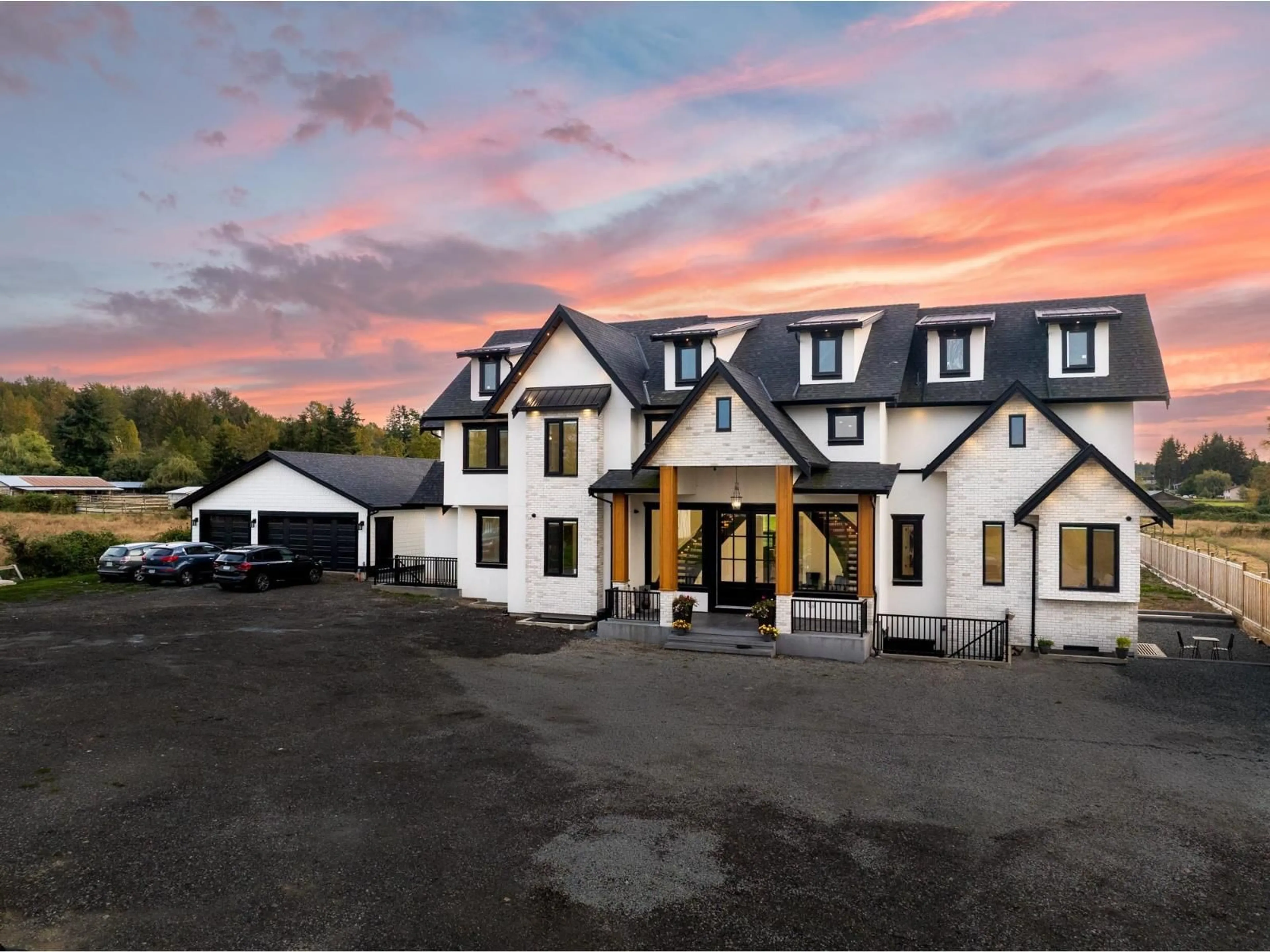 A pic from outside/outdoor area/front of a property/back of a property/a pic from drone, building for 19890 16, Langley British Columbia V2Z1K1