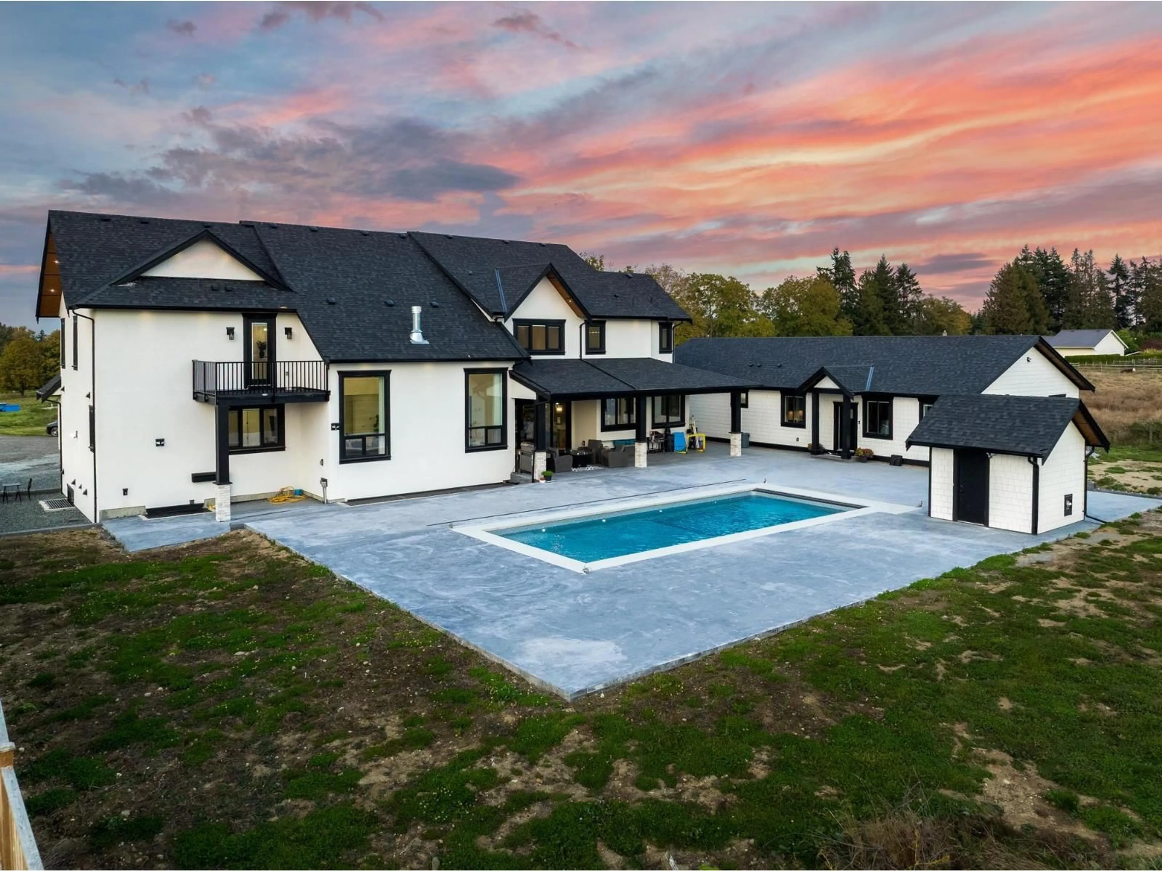 A pic from outside/outdoor area/front of a property/back of a property/a pic from drone, mountain view for 19890 16, Langley British Columbia V2Z1K1