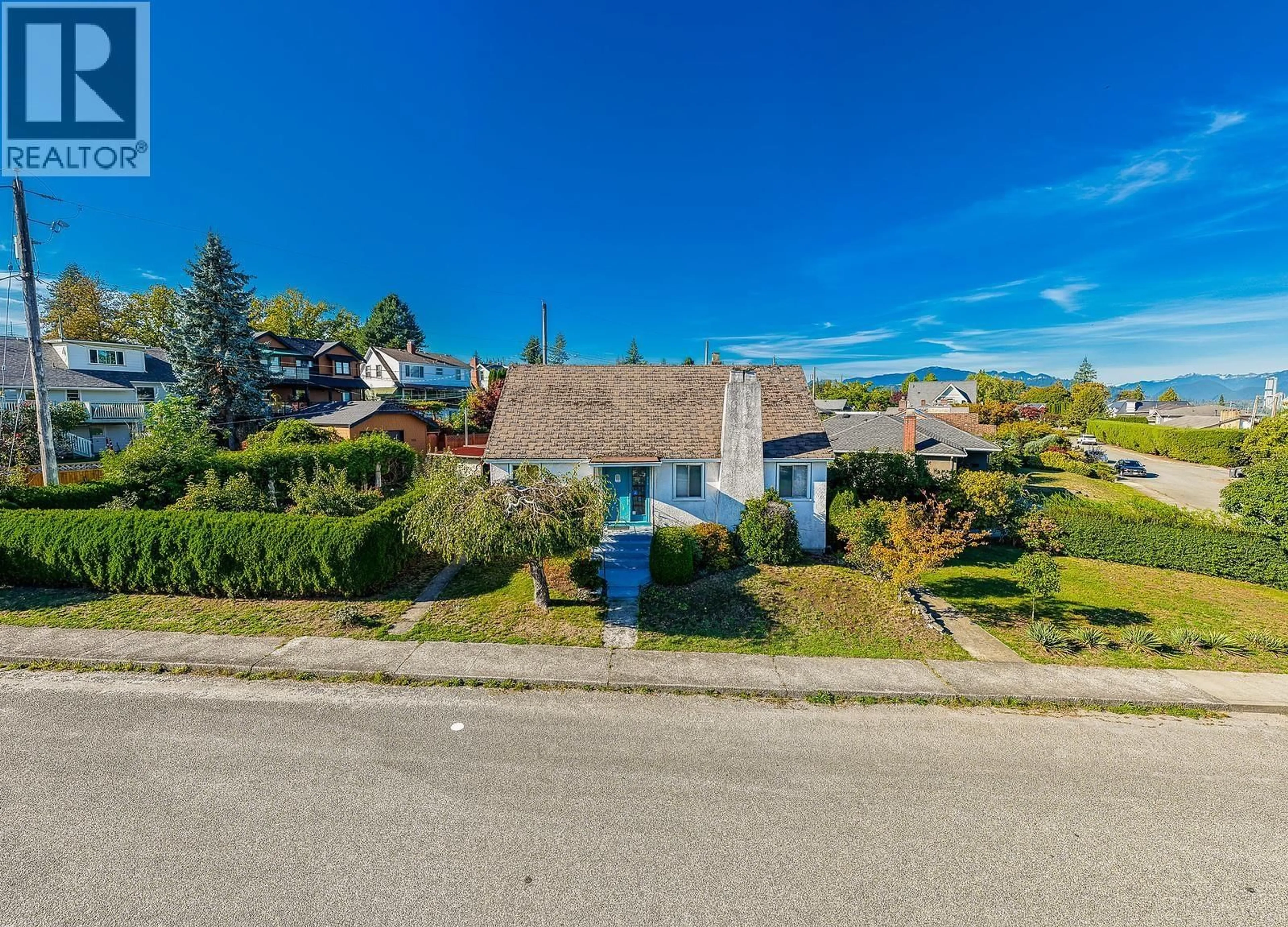A pic from outside/outdoor area/front of a property/back of a property/a pic from drone, street for 319 CHURCHILL AVENUE, New Westminster British Columbia V3L4P4