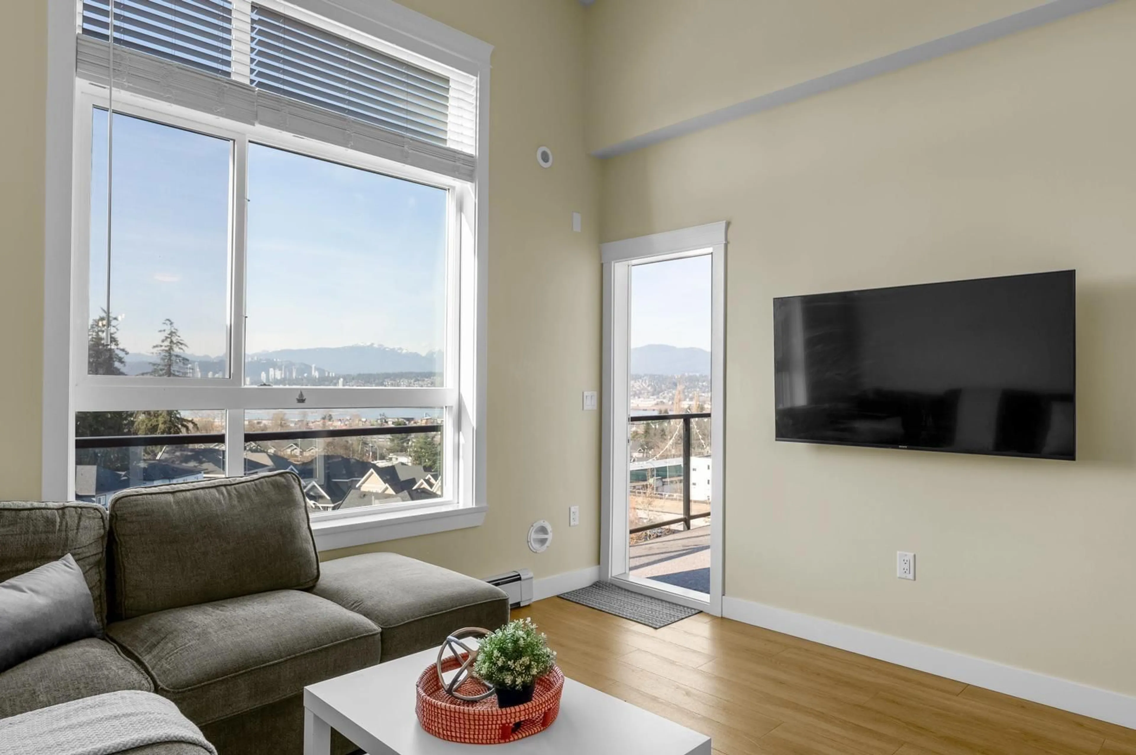 Living room with furniture, wood/laminate floor for 612 - 11077 RAVINE ROAD, Surrey British Columbia V3T0R7