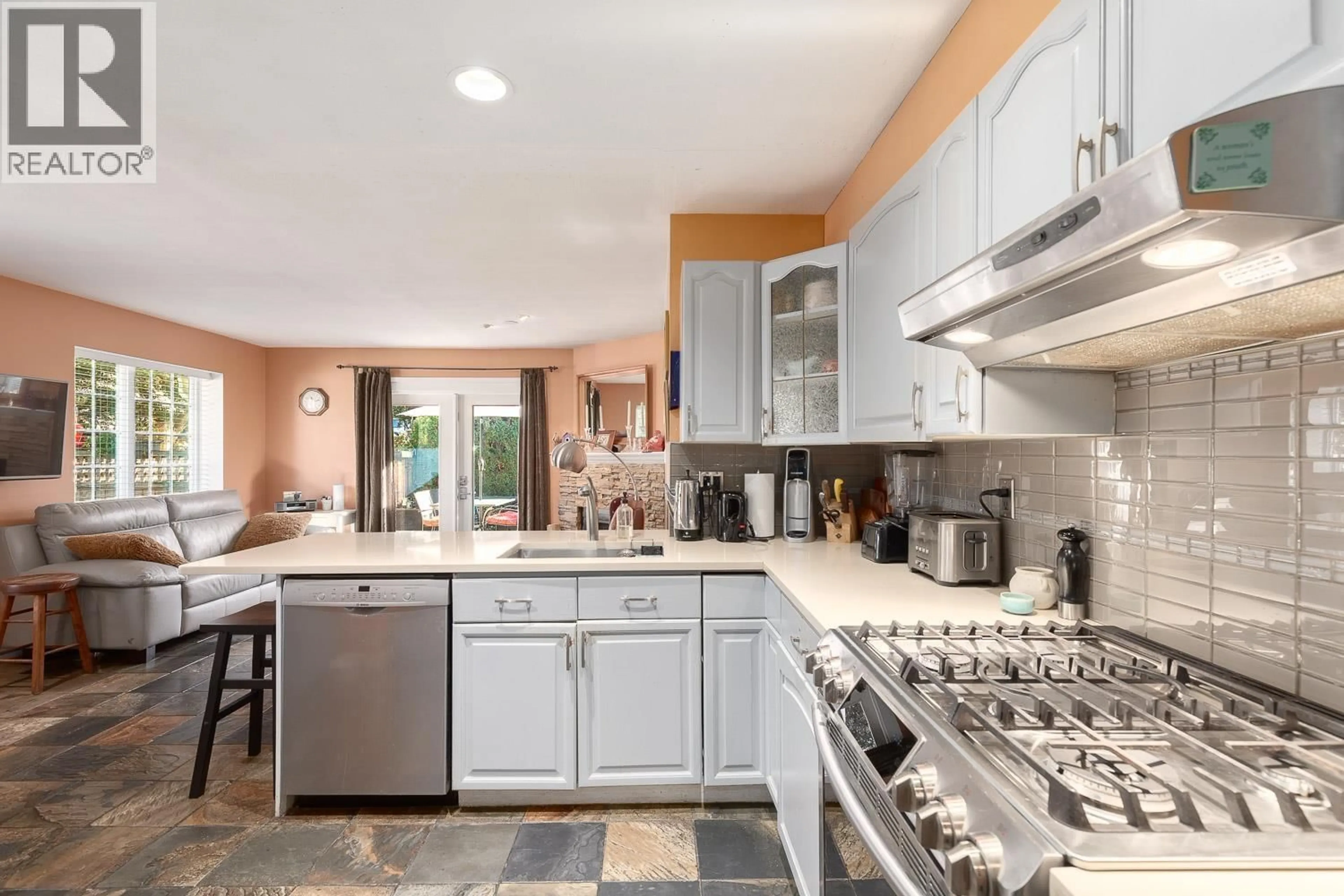 Open concept kitchen, ceramic/tile floor for 3 - 1652 MAHON AVENUE, North Vancouver British Columbia V7M2S8