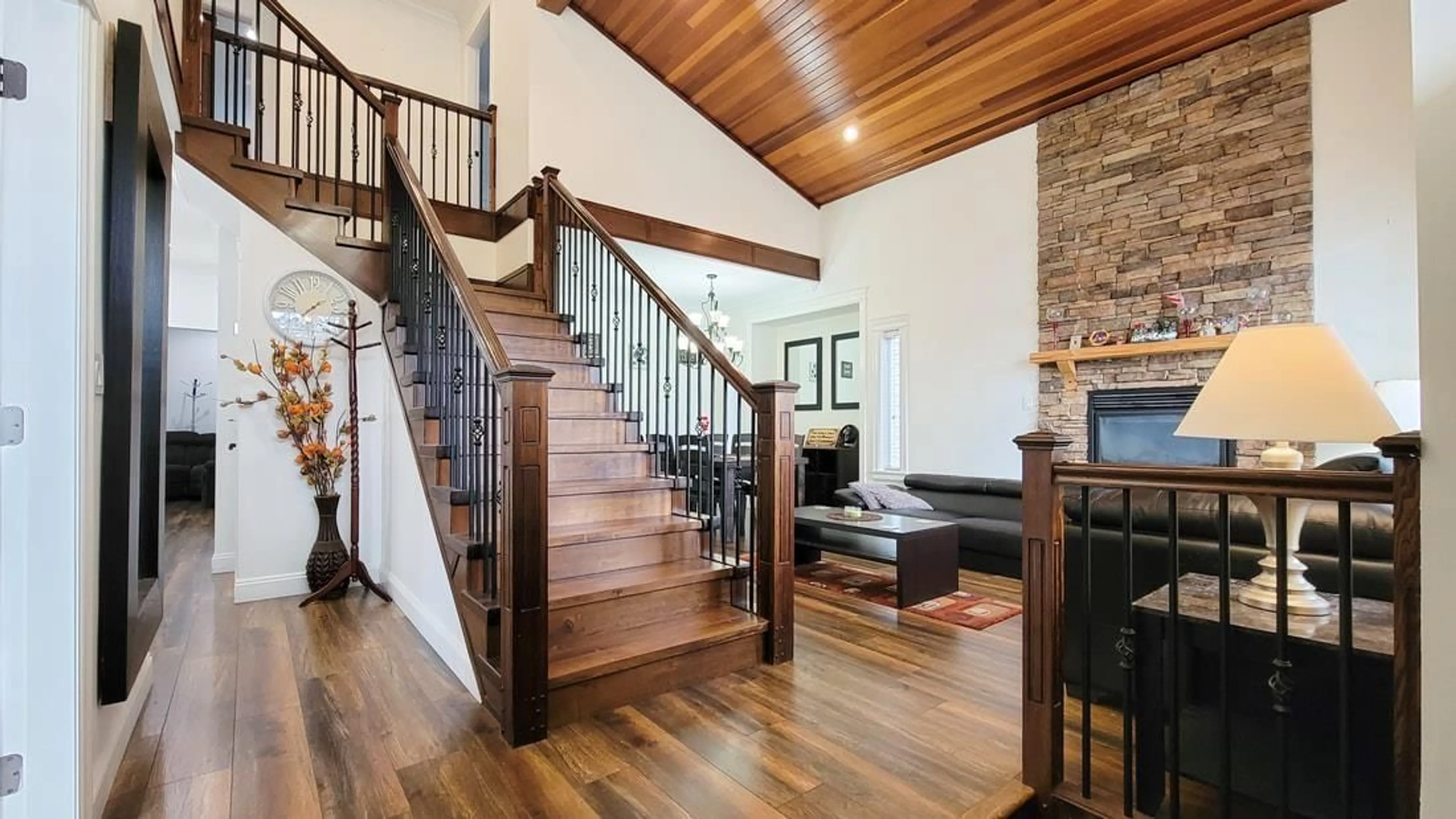 Indoor foyer for 5977 151, Surrey British Columbia V3S5L5