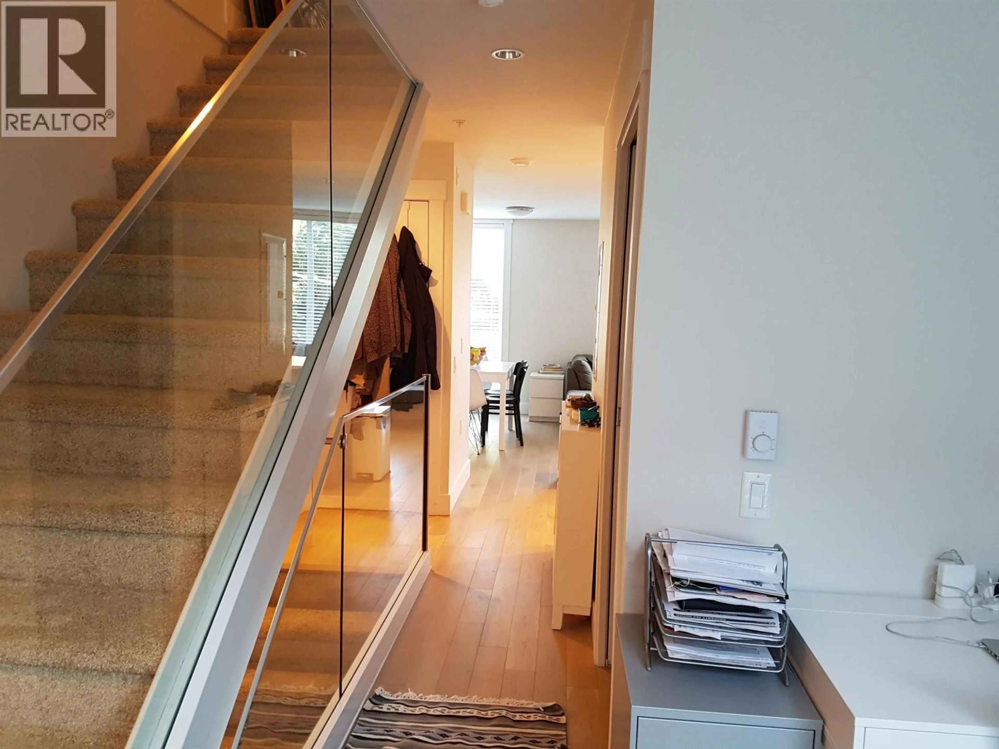 Indoor foyer for 8 - 531 16TH AVENUE, Vancouver British Columbia V5T2V1