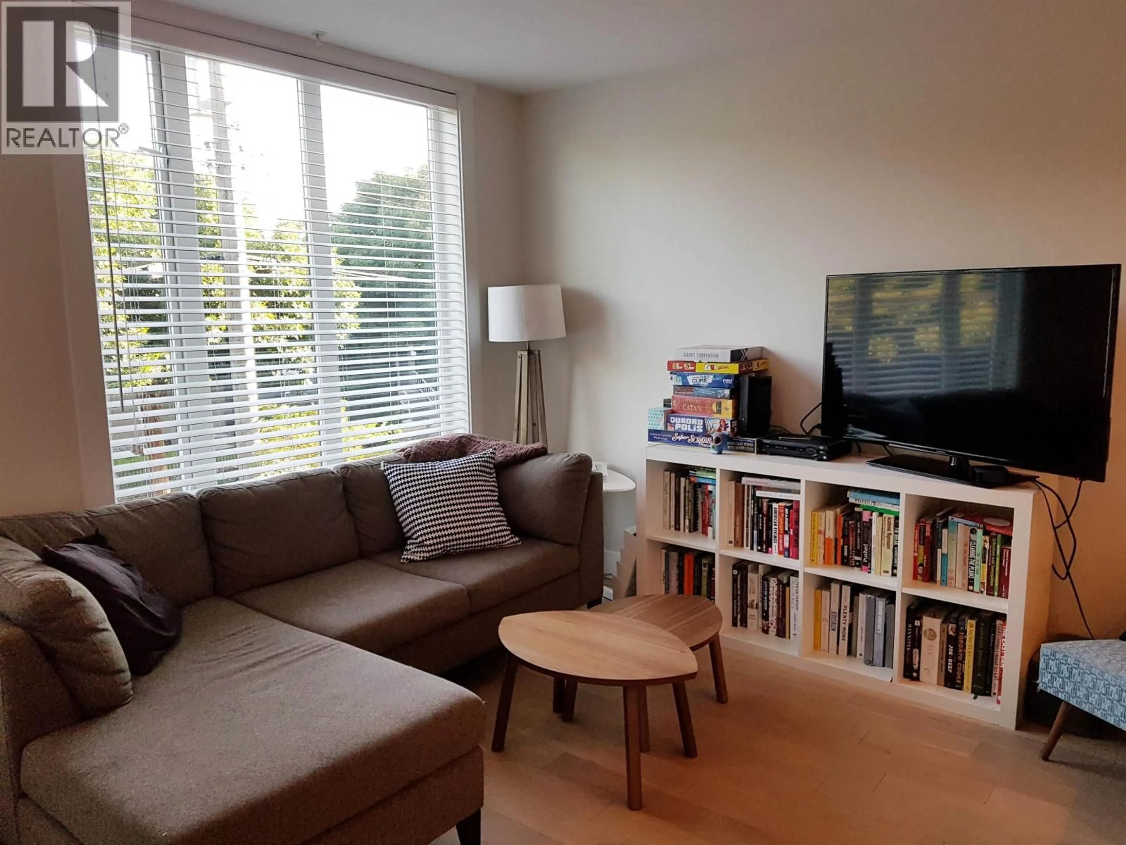 Living room with furniture, wood/laminate floor for 8 - 531 16TH AVENUE, Vancouver British Columbia V5T2V1