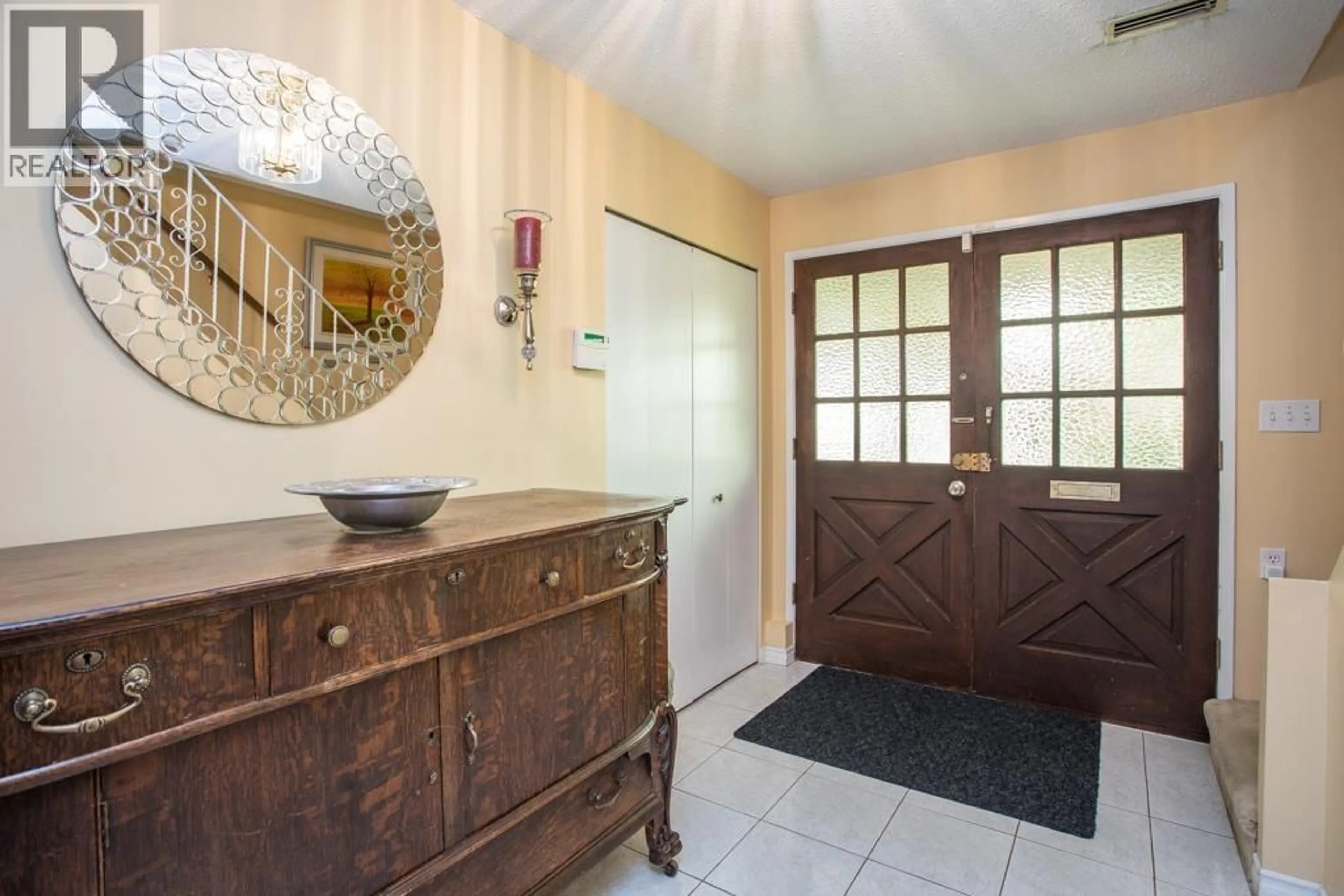 Indoor entryway for 11900 DEWSBURY DRIVE, Richmond British Columbia V6X2Y7