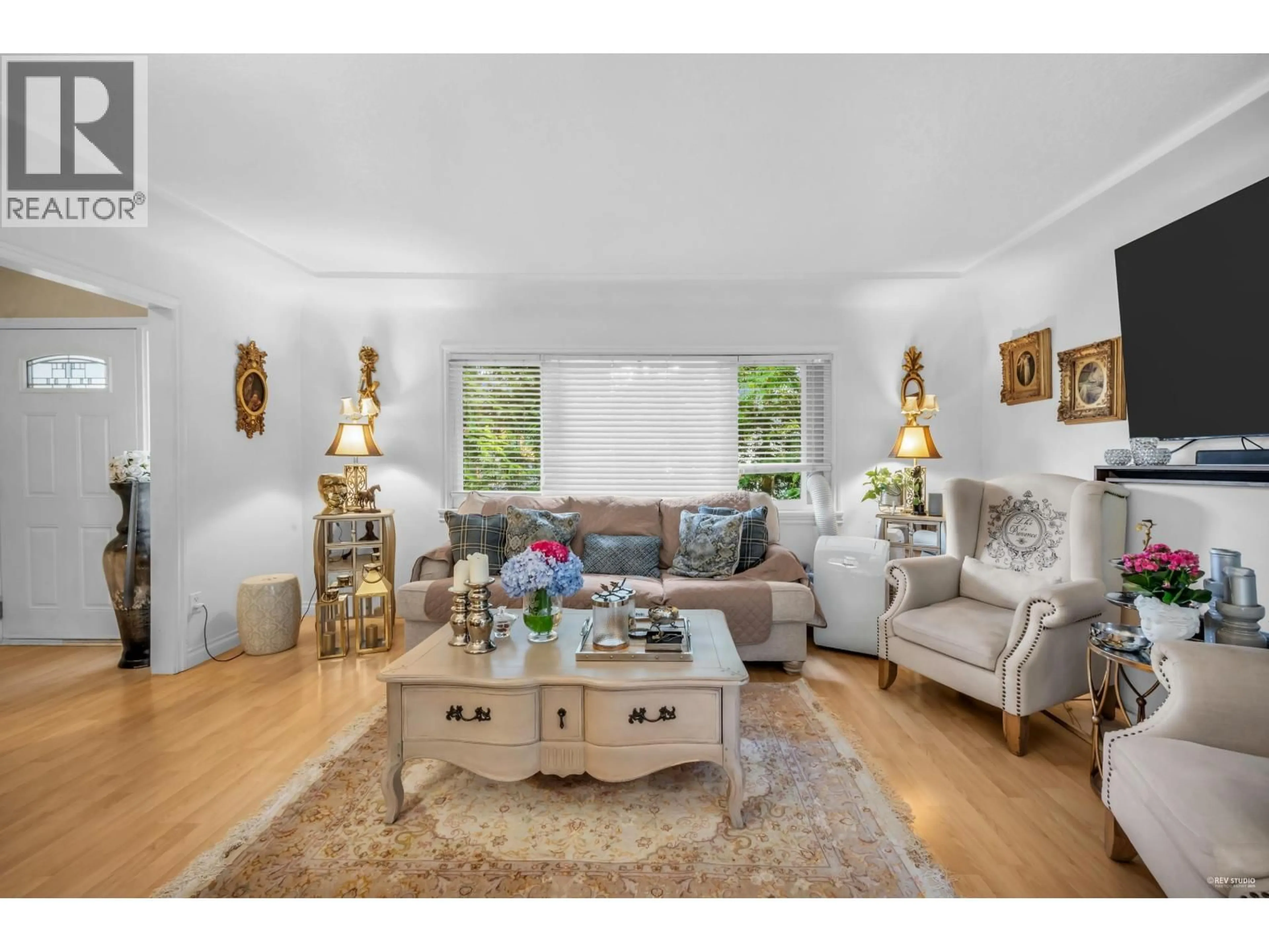 Living room with furniture, wood/laminate floor for 1052 MONTROYAL BOULEVARD, North Vancouver British Columbia V7R2H4